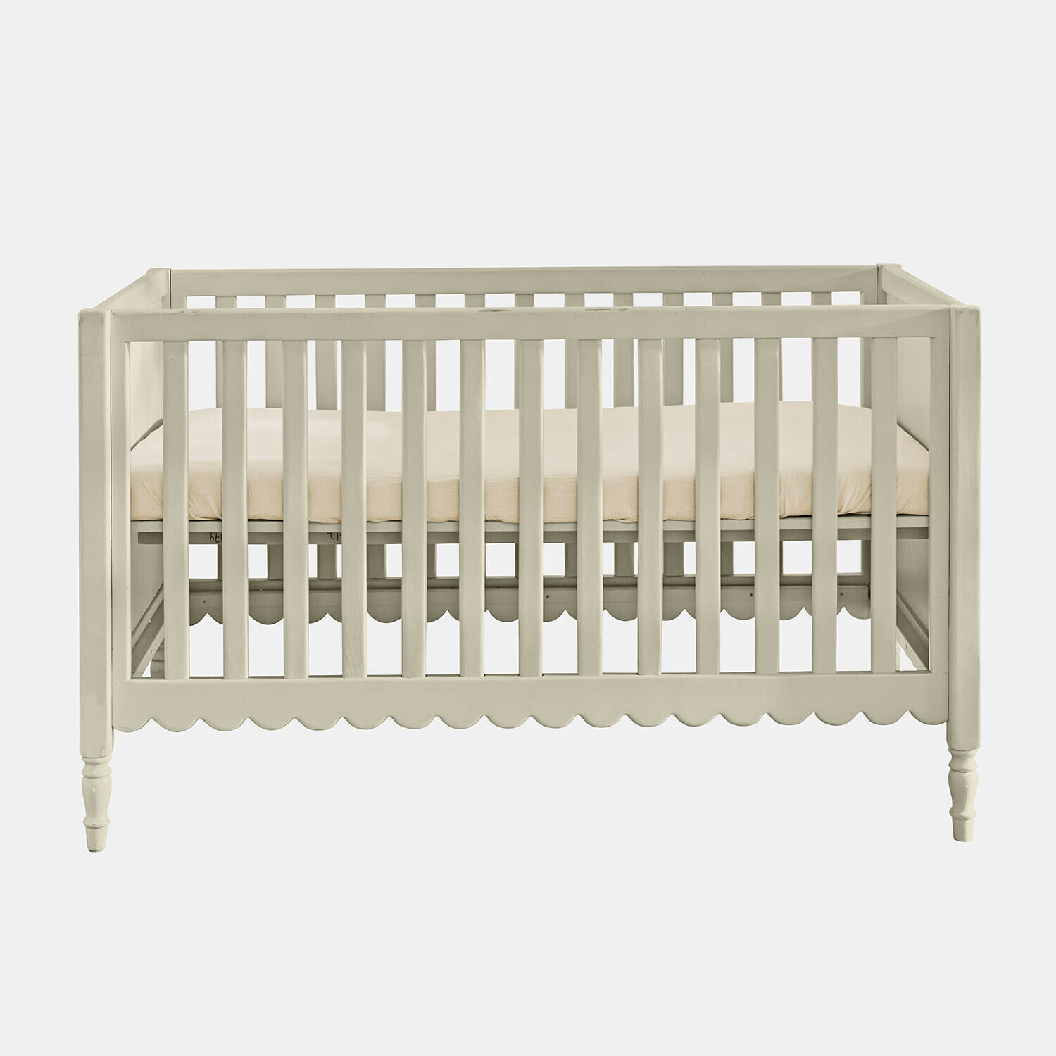 Cuna de bebé Leily Cuna infantil de madera blanca con colchón beige y borde decorativo ondulado en la parte inferior