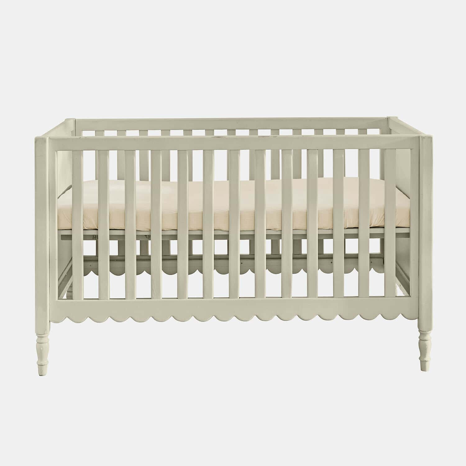 Cuna de bebé Leily Cuna infantil de madera blanca con colchón beige y borde decorativo ondulado en la parte inferior