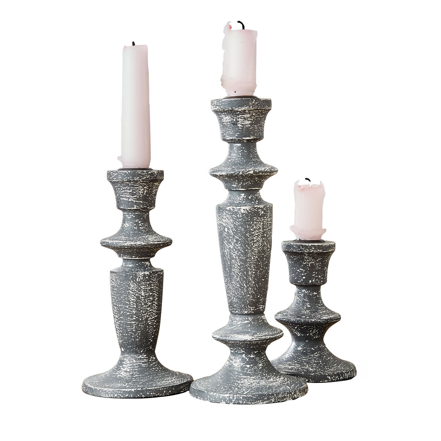 Set de 3 candeleros Ténébrelle Conjunto de tres candelabros de madera gris envejecida con velas rosas para decoración interior
