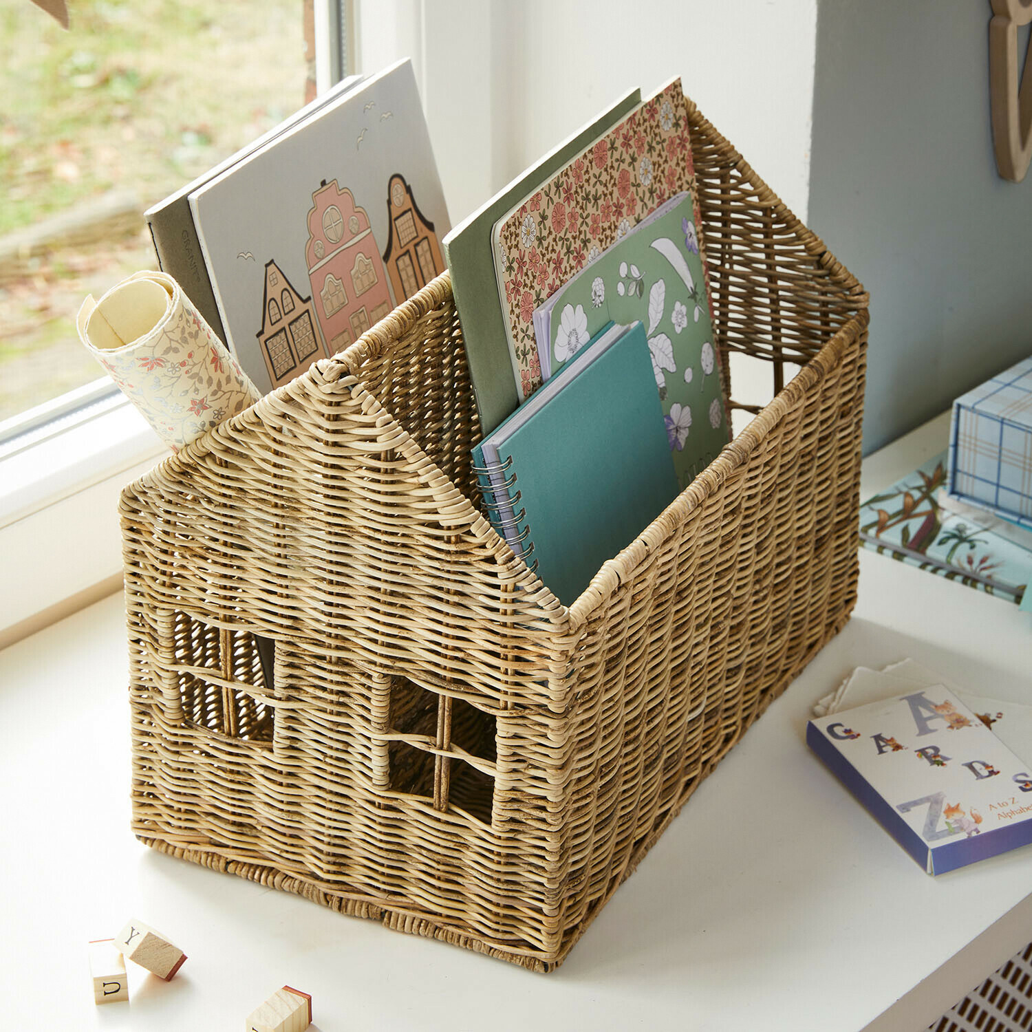 Cesta de ratán en forma de casa con carpetas y cuadernos, color natural para escritorio
