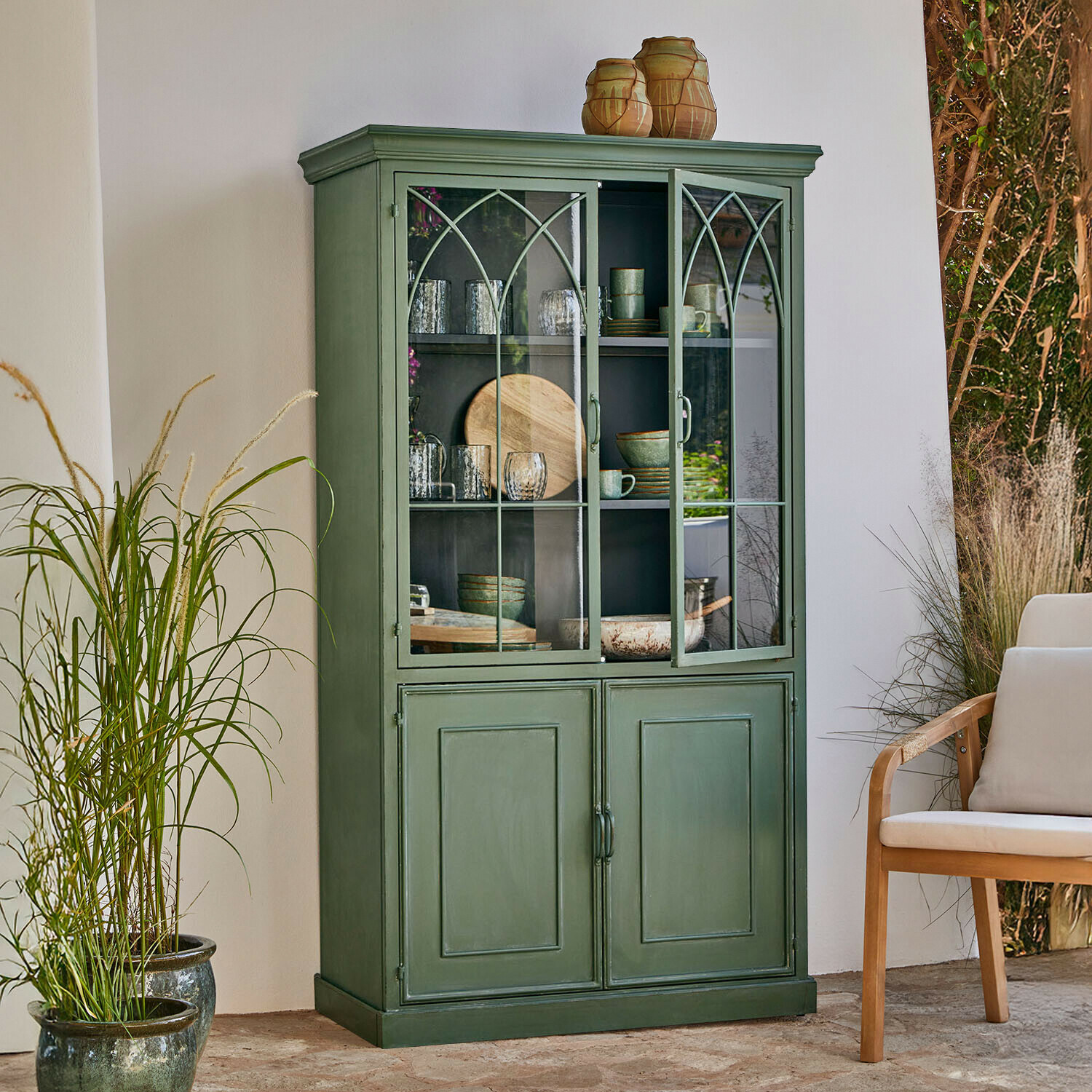 Vitrina Tivareño Vitrina de madera verde con puertas de cristal y estantes para vajilla en estilo vintage