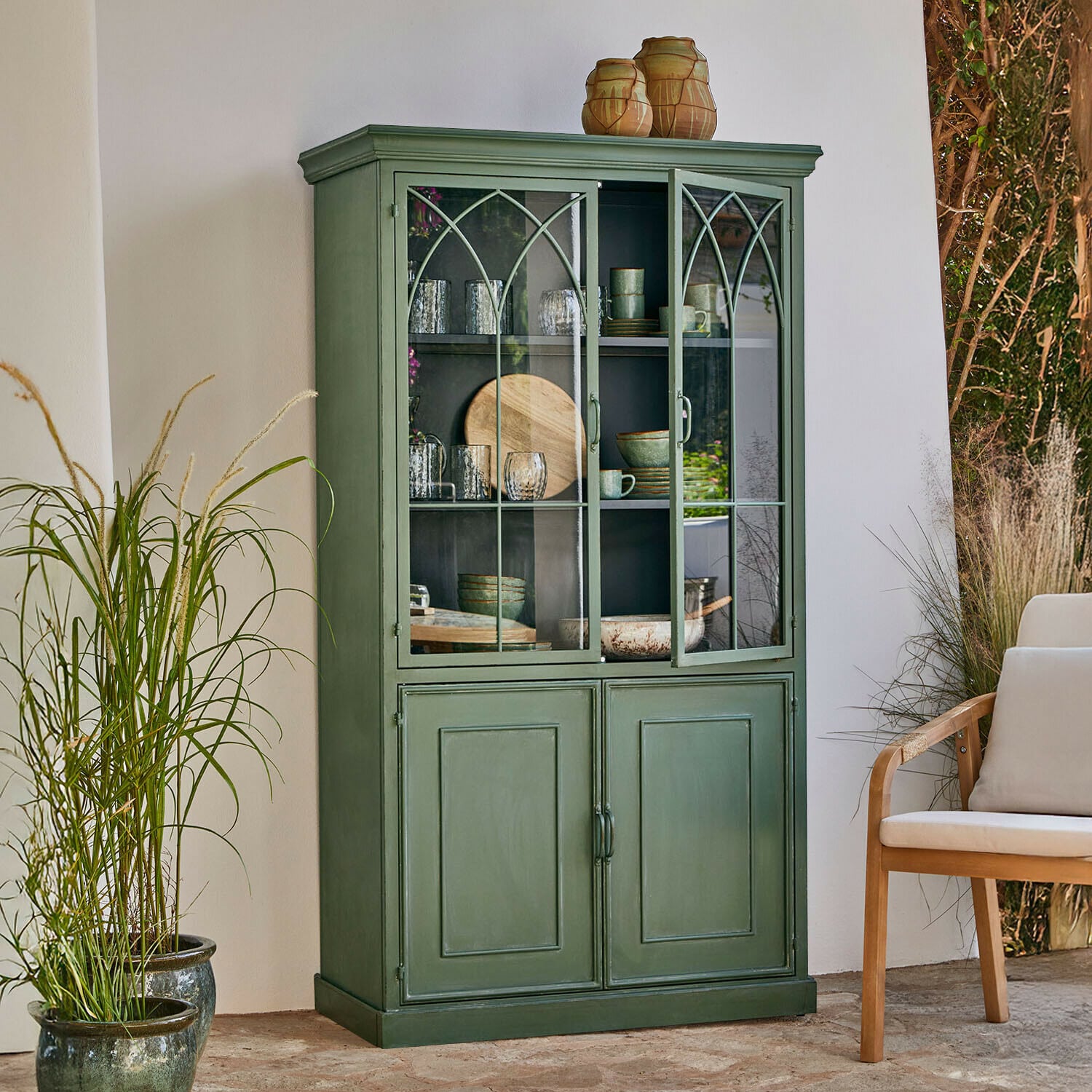 Vitrina Tivareño Vitrina de madera verde con puertas de cristal y estantes para vajilla en estilo vintage