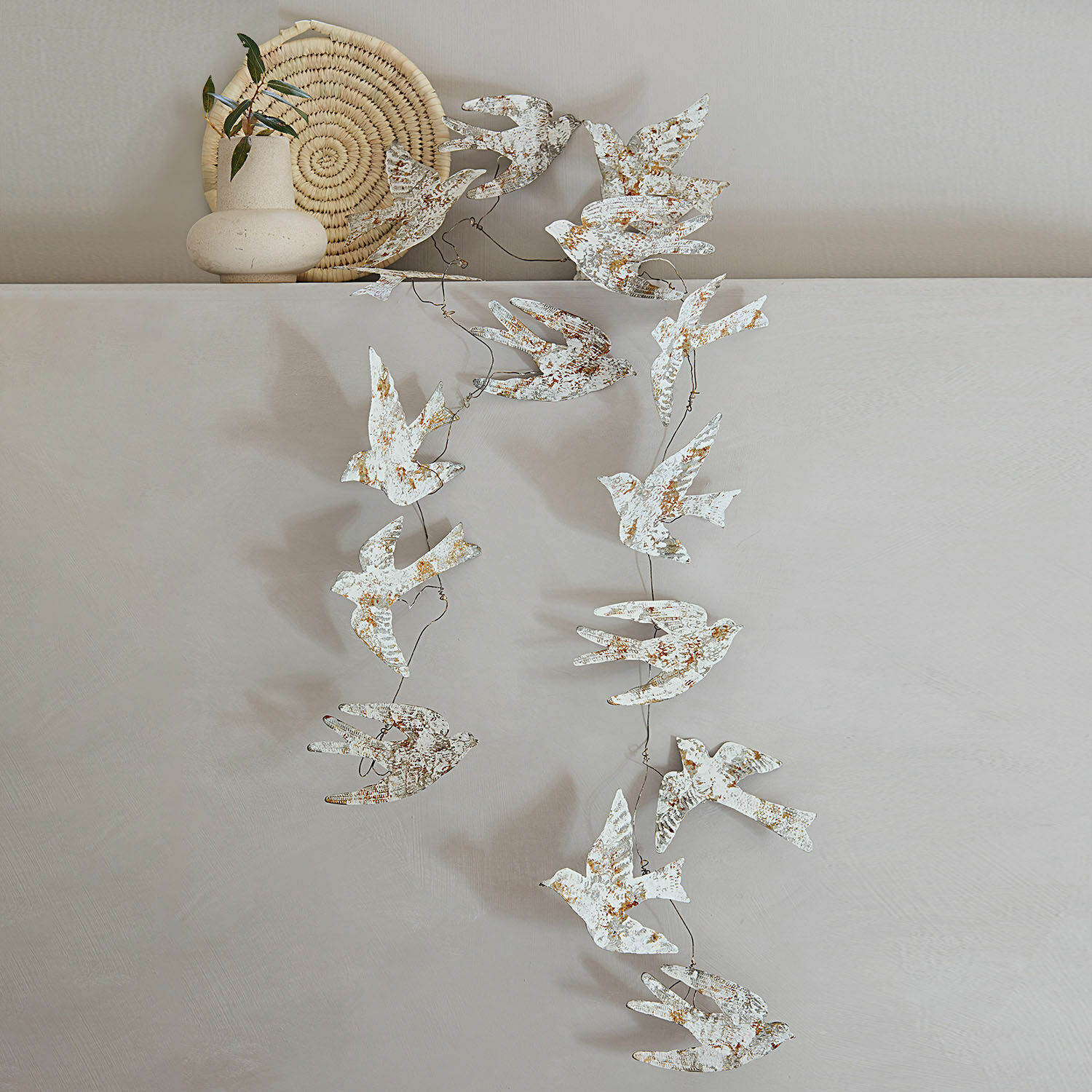 Guirnalda Lucin Decoración de pared con pájaros metálicos blancos envejecidos para interiores vintage