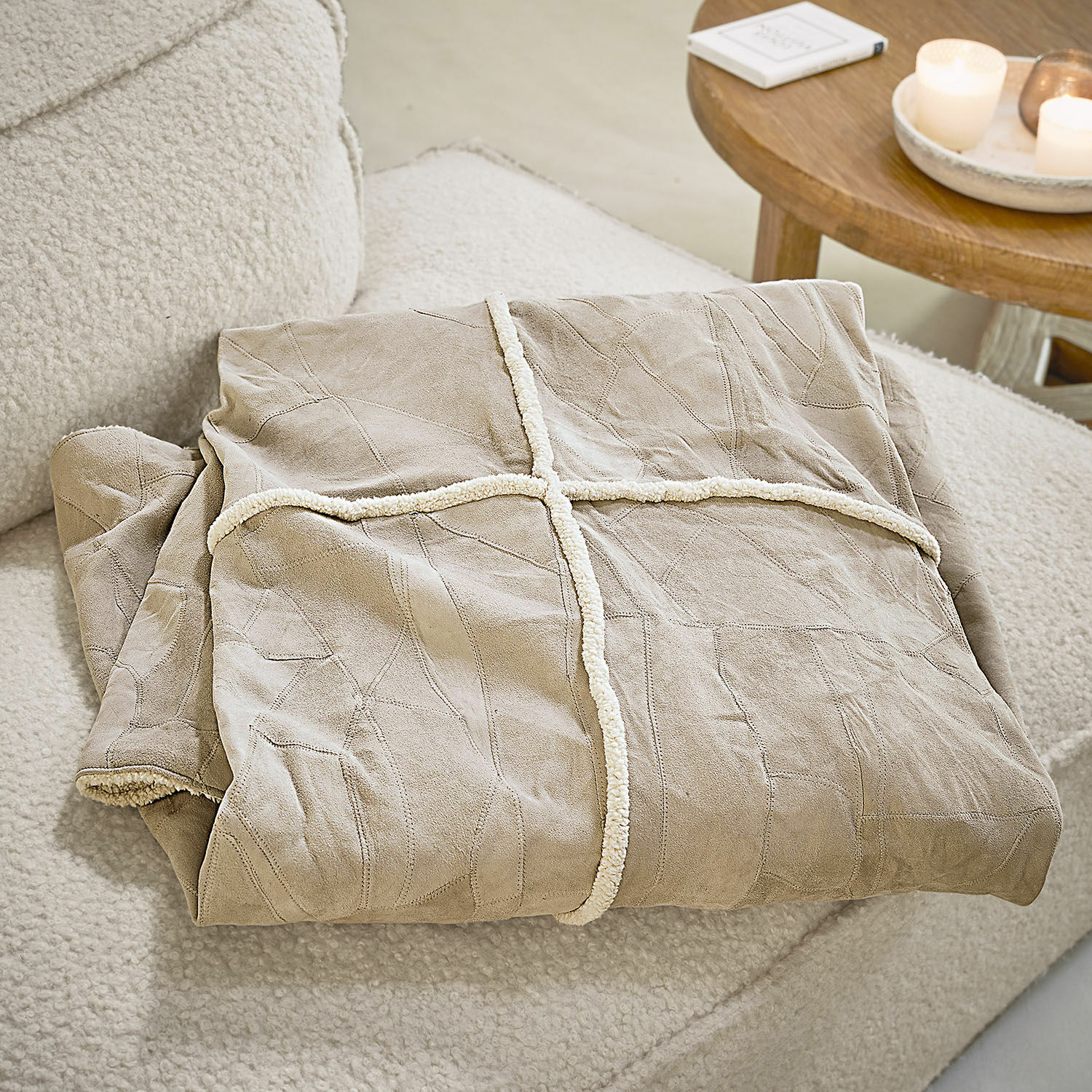 Plaid Raminya Manta beige de ante con borde de pelo blanco, perfecta para un ambiente acogedor y decoración de salón