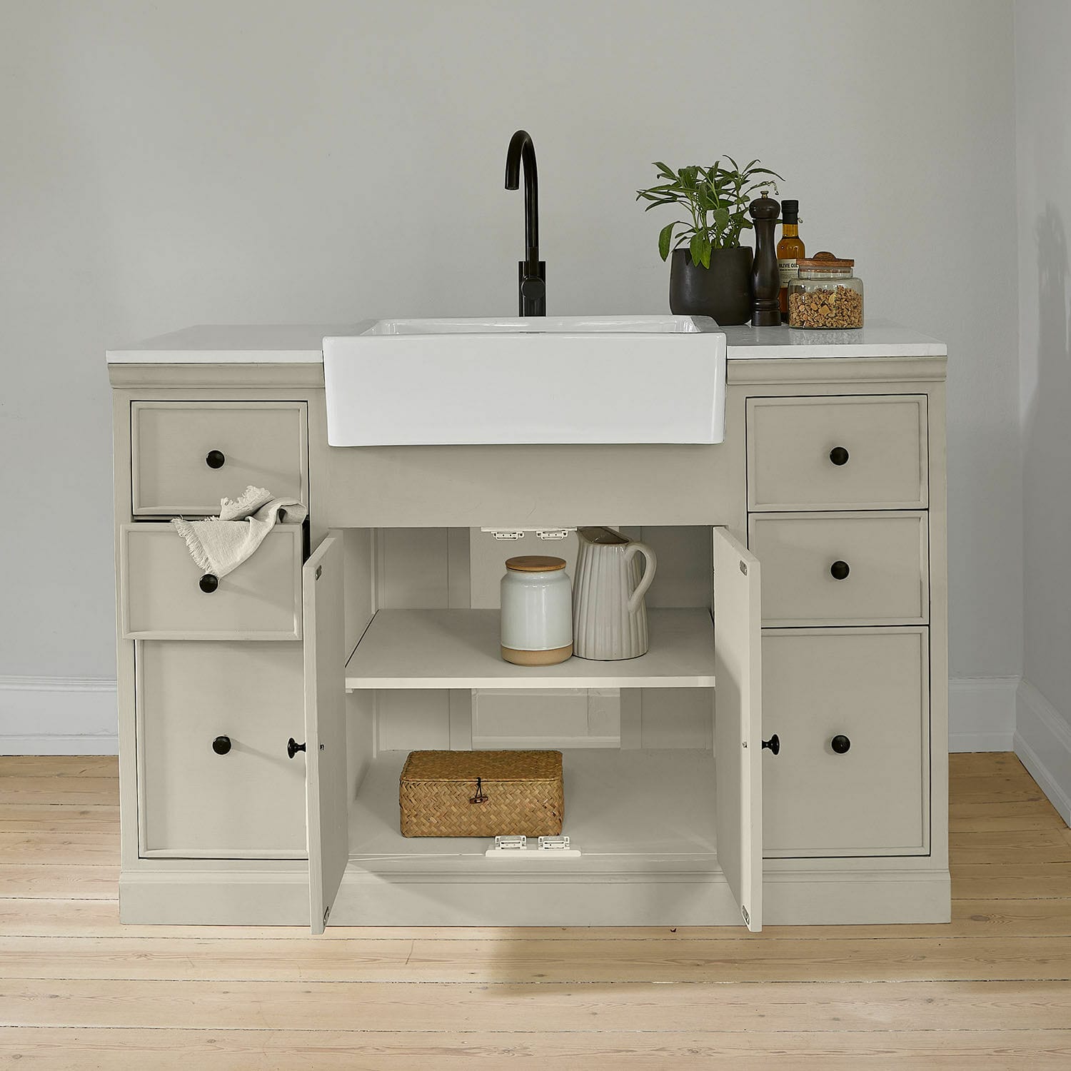 Mueble de cocina con fregadero Orlévine Mueble de cocina gris con fregadero cerámico blanco y grifo negro, puertas abiertas con estantes visibles