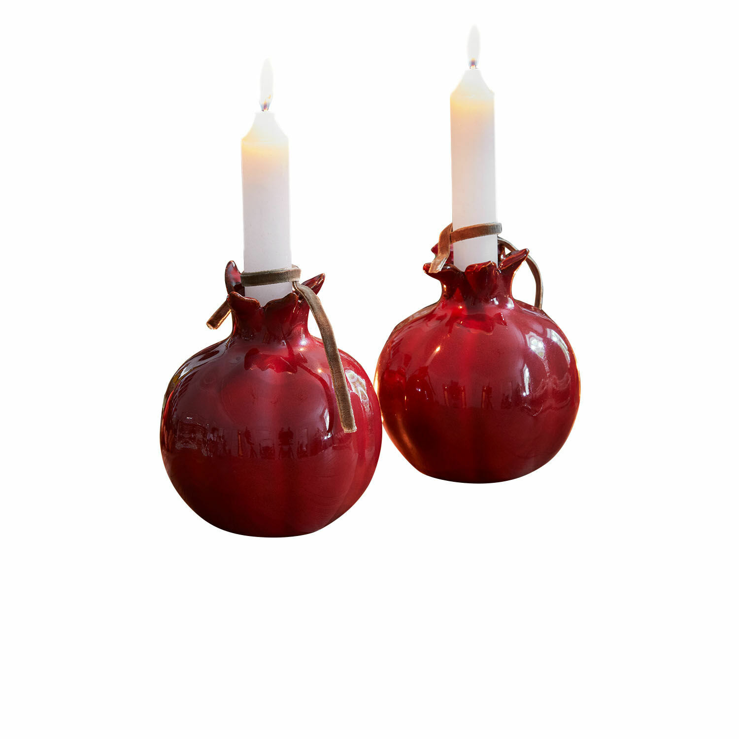 Set de 2 candeleros Karidah Dos candelabros de cerámica roja en forma de granada con velas blancas y lazos marrones