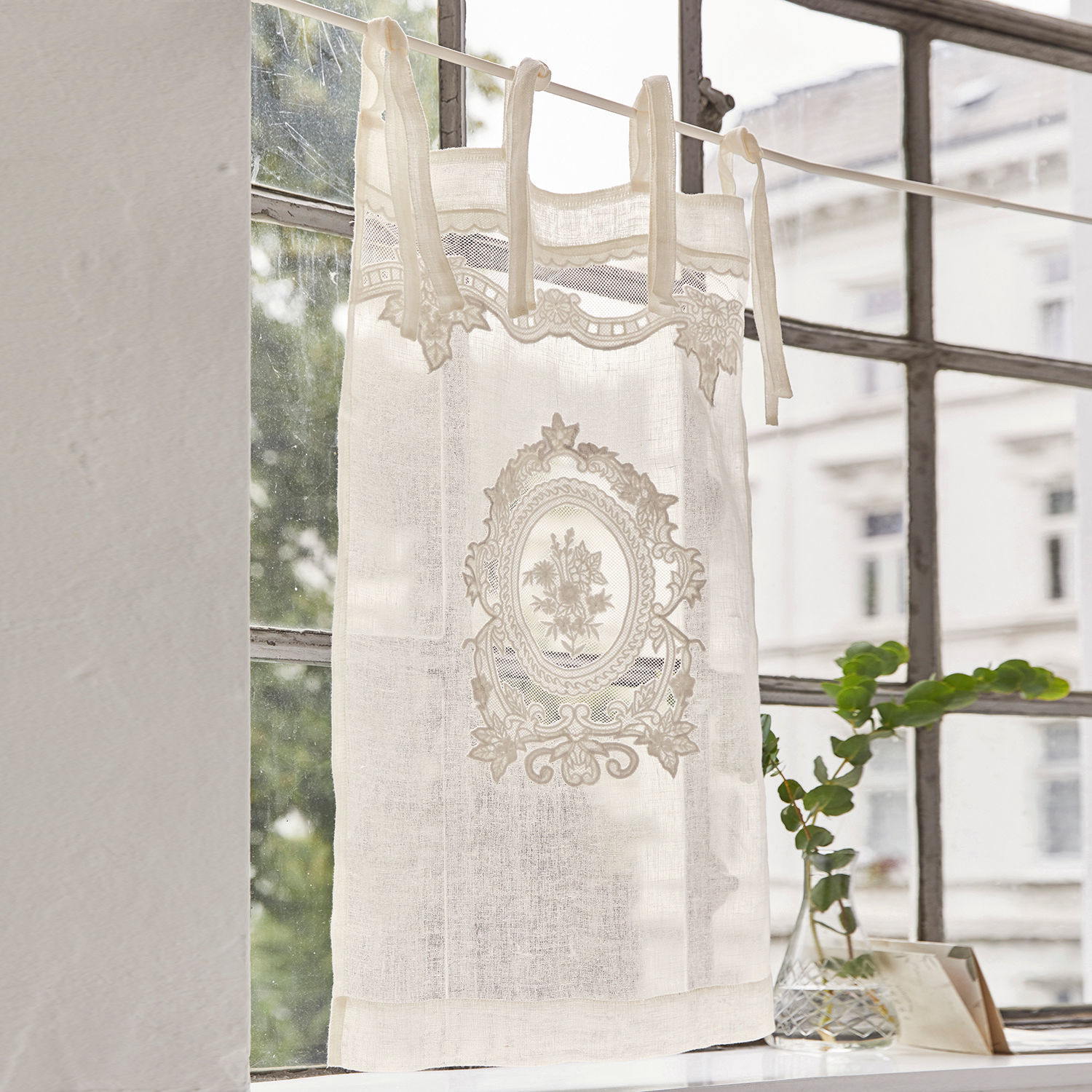 visillo Mesnay Cortina blanca de lino con bordado floral y lazos para colgar en ventana