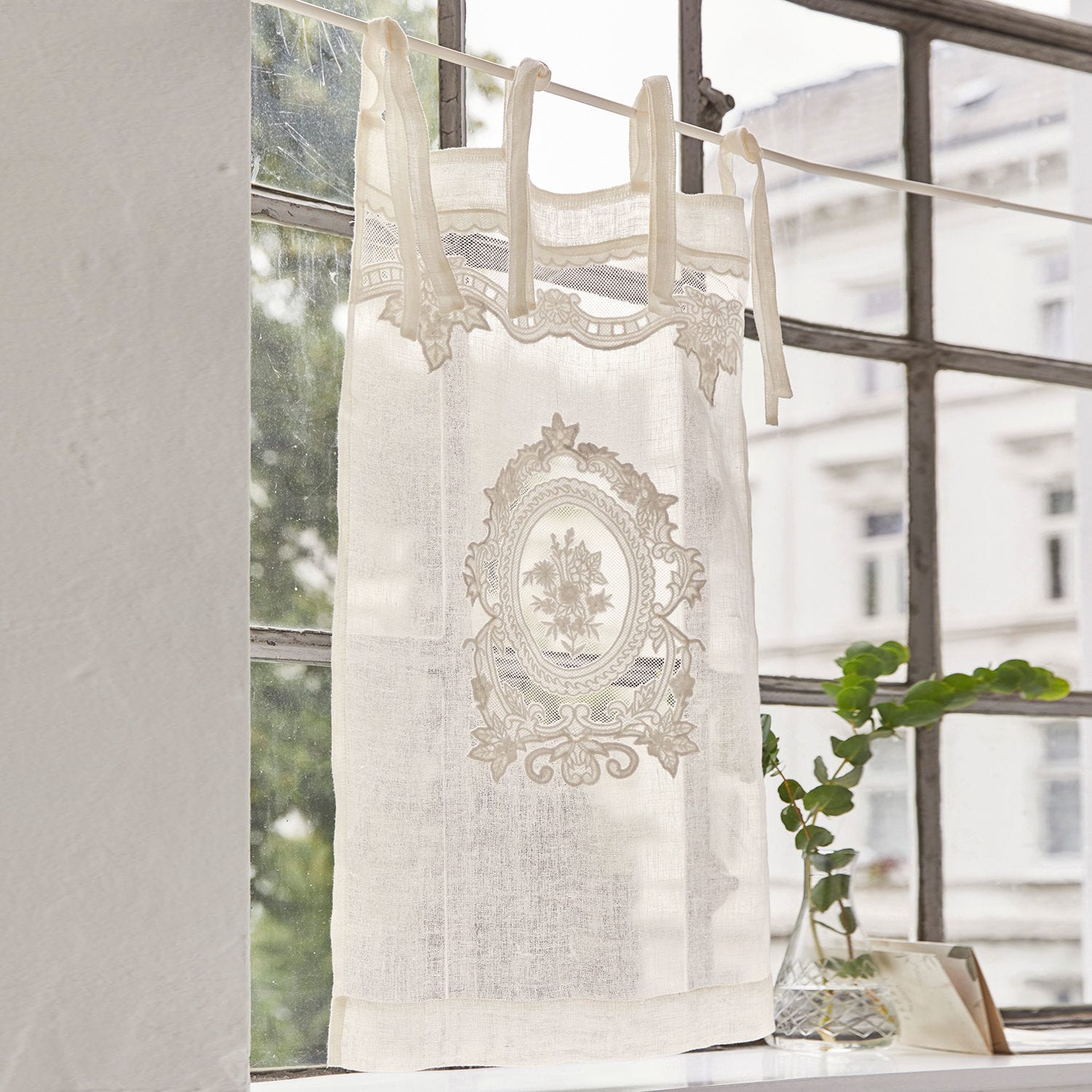 visillo Mesnay Cortina blanca de lino con bordado floral y lazos para colgar en ventana