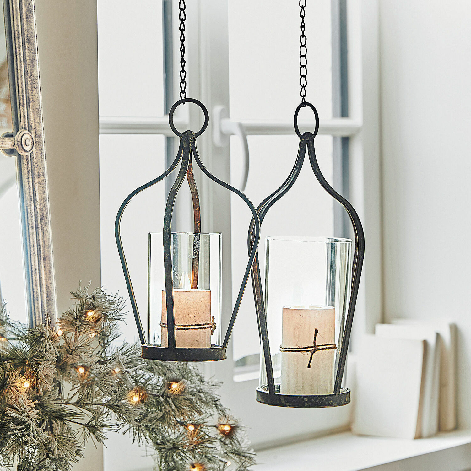 Set de 2 farolillos Mikella Faroles colgantes de metal negro con vidrio transparente y velas blancas, decoración festiva en ventana
