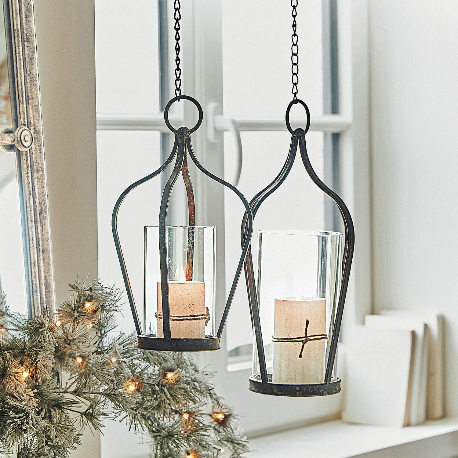 Set de 2 farolillos Mikella Faroles colgantes de metal negro con vidrio transparente y velas blancas, decoración festiva en ventana