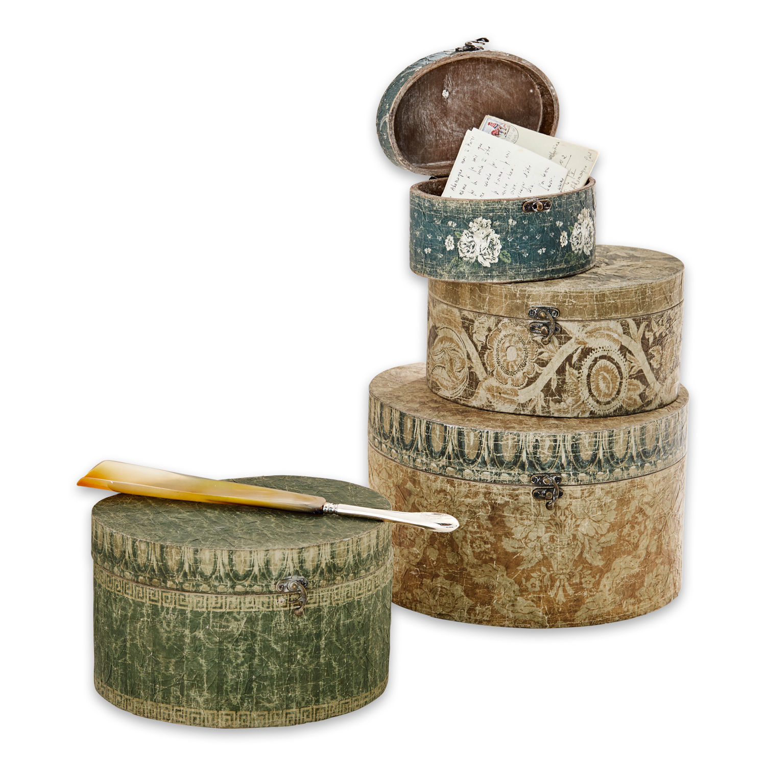 Set de 4 cajas Talais Conjunto de cuatro cajas decorativas redondas en verde y beige con cierres metálicos vintage