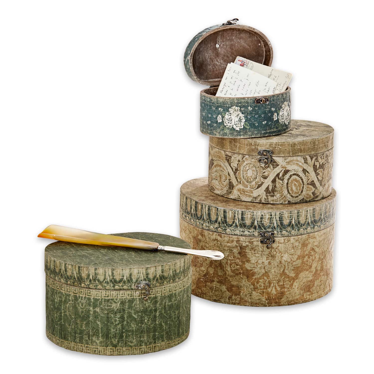 Set de 4 cajas Talais Conjunto de cuatro cajas decorativas redondas en verde y beige con cierres metálicos vintage