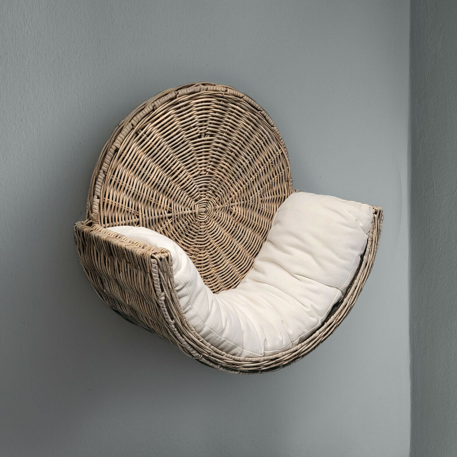 Cama para gatos Tapsino Sillón colgante de ratán con cojín blanco suave sobre fondo gris, mueble moderno para relajarse