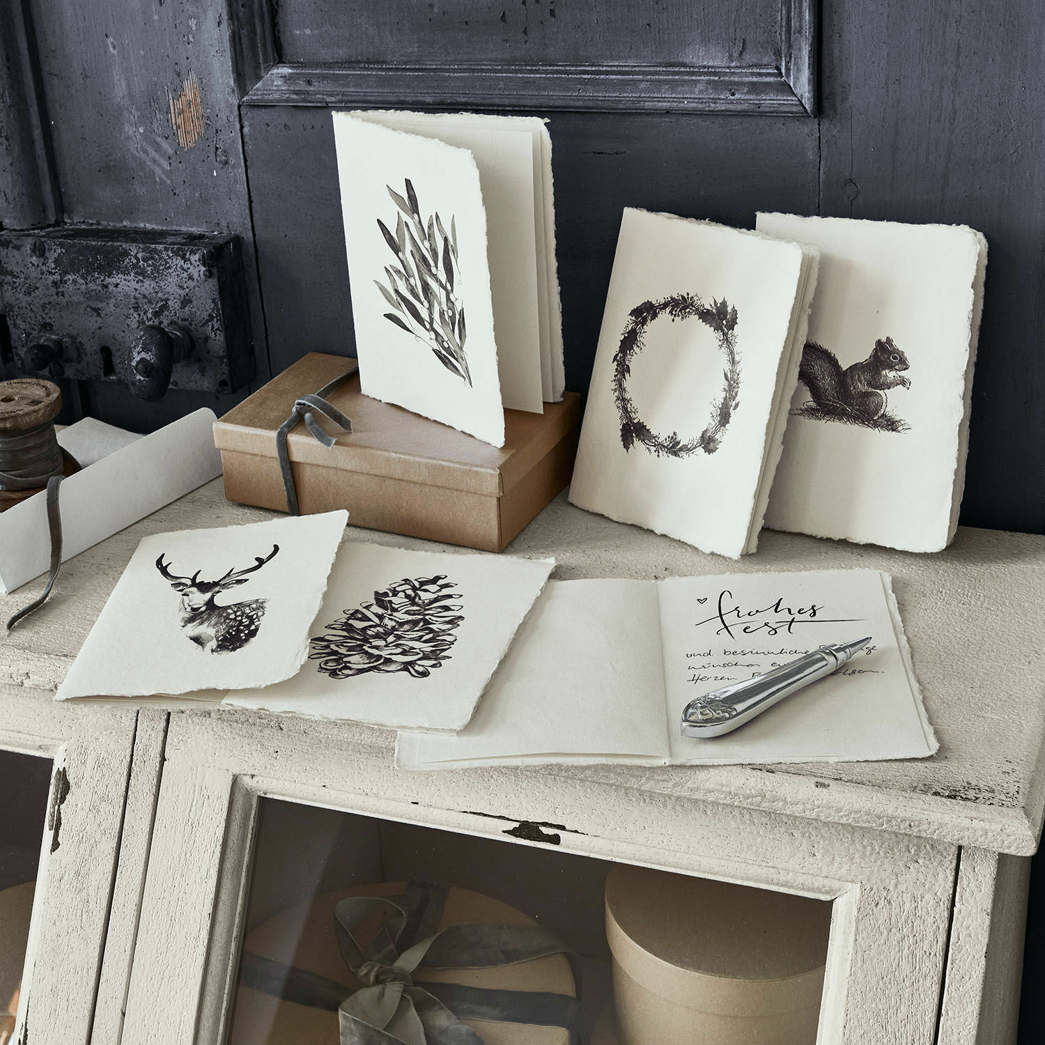 Set de 6 tarjetas de felicitación Previa Conjunto de tarjetas con motivos naturales en papel crema hecho a mano sobre mesa rústica