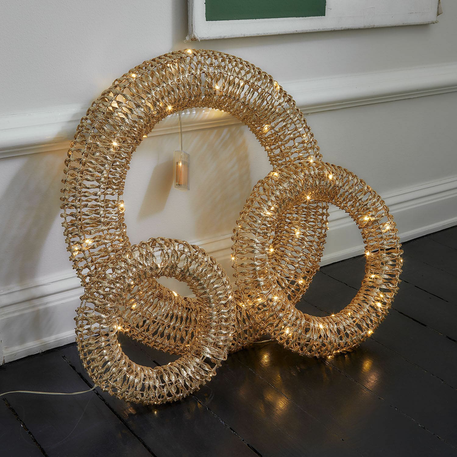 Set de 3 coronas LED Antorino Corona decorativa dorada con luces LED, hecha de material trenzado, adorno navideño elegante