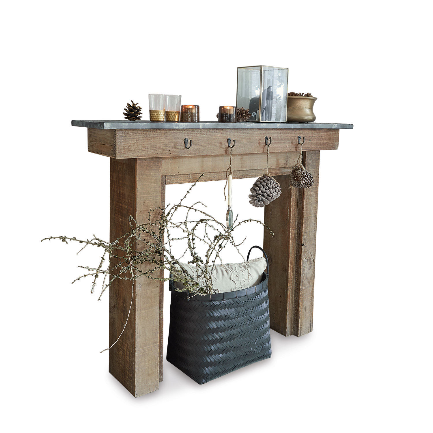 Consola de chimenea Lesterby de madera marrón grisácea con decoraciones y cesta negra para cojines