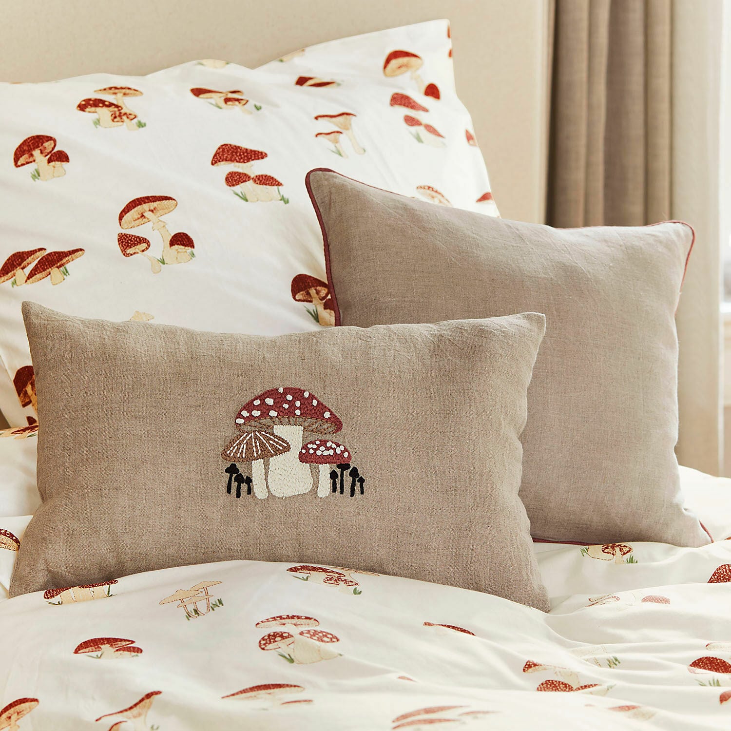 Set de 2 fundas de cojín Norilie Cojines beige de lino con bordado de setas sobre ropa de cama con estampado de setas, decoración dormitorio