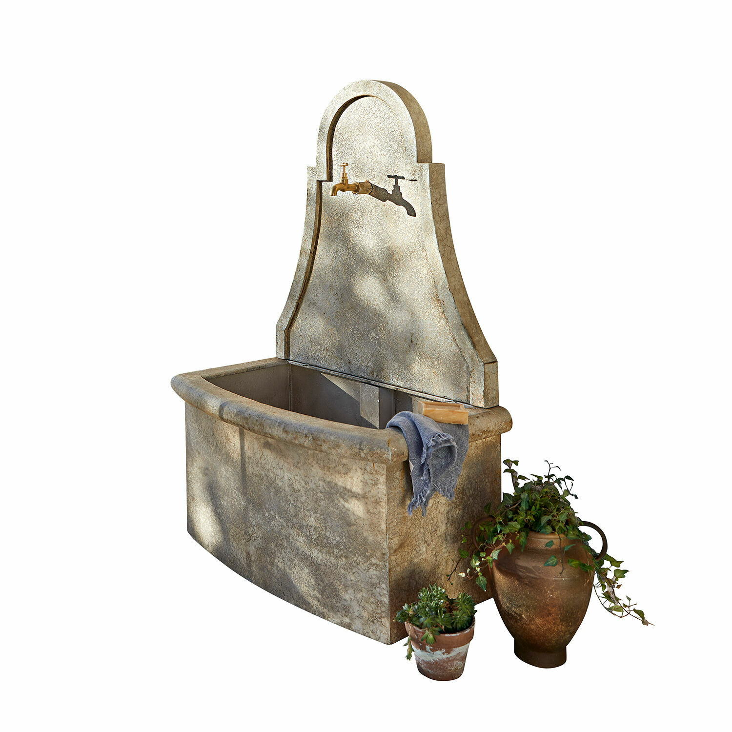 Fuente Albury Lavabo de jardín decorativo de piedra con grifo de latón y macetas con plantas