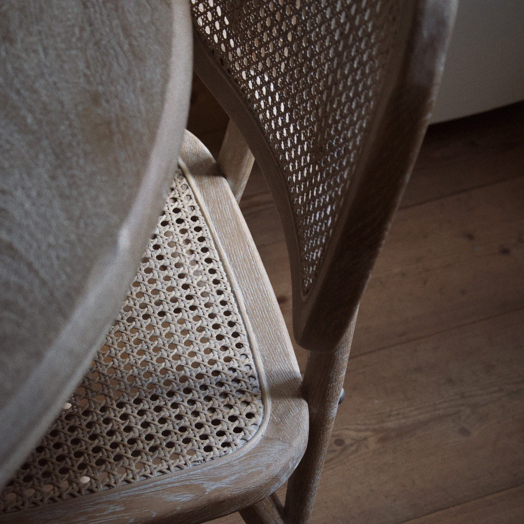 Silla de madera clara con asiento y respaldo de rejilla, estilo natural y material auténtico
