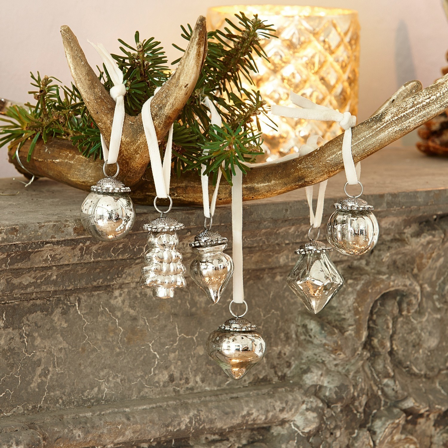 Set de 6 adornos navideños Levier Adornos navideños plateados con cintas blancas colgados en asta dorada con ramas verdes