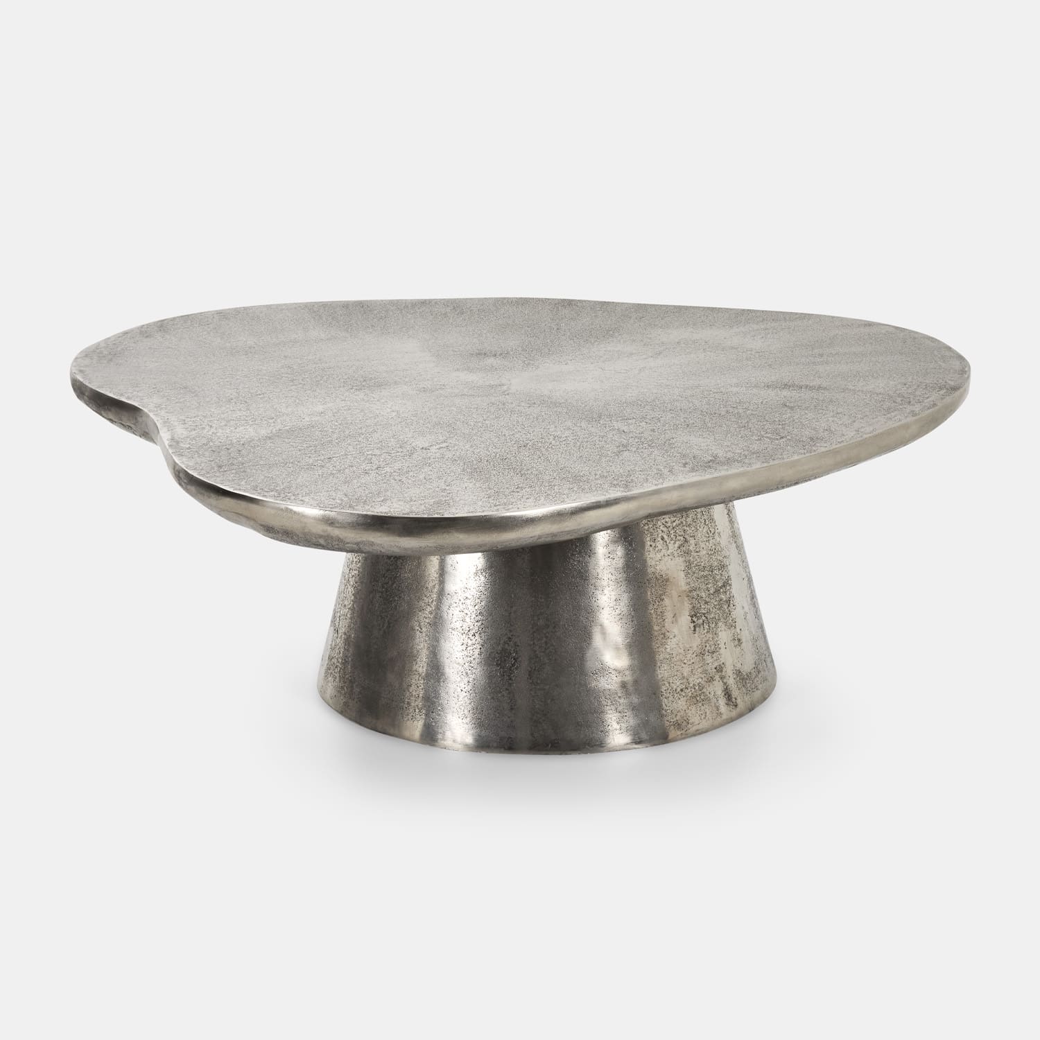 Mesa de centro de metal plateado con superficie irregular y base cónica para salón contemporáneo