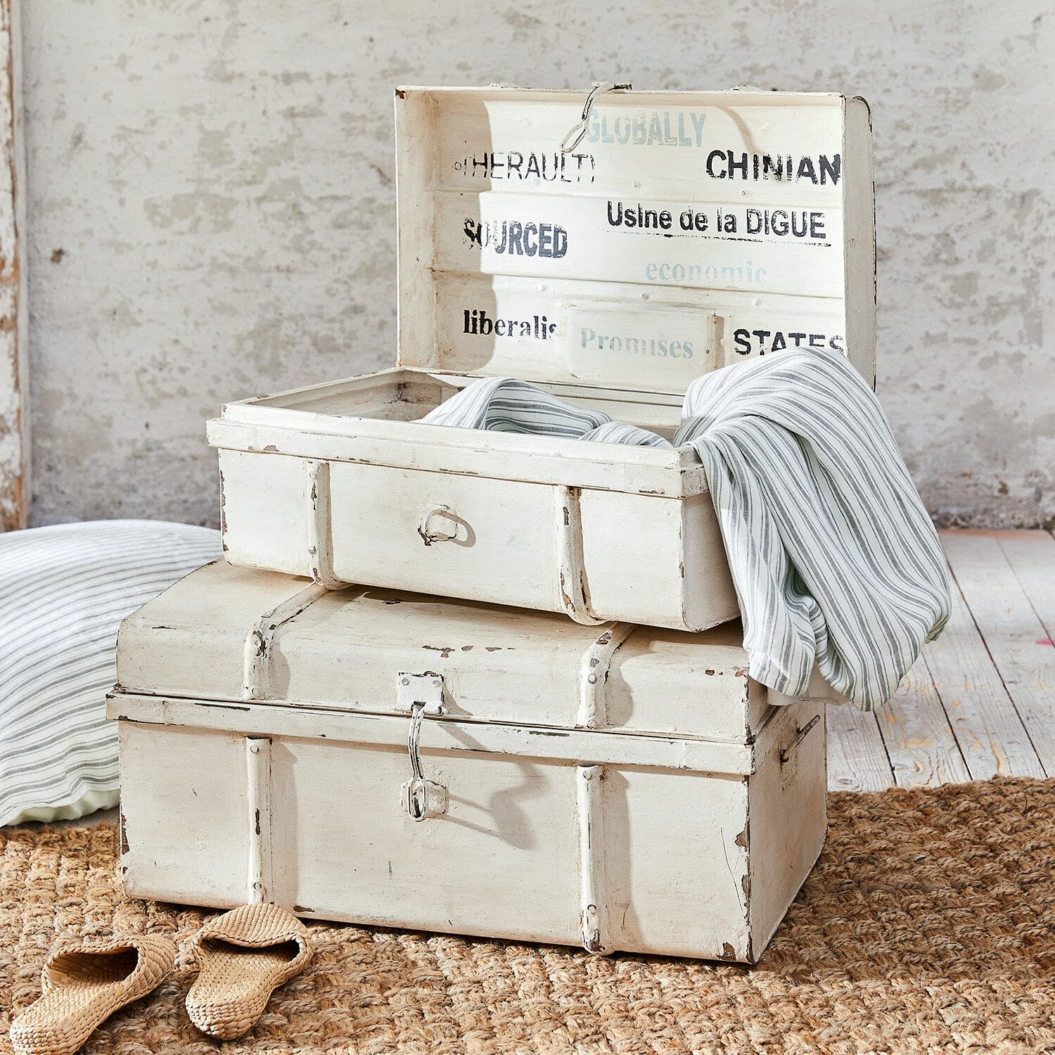 Set de 2 baúles Riga Cajas de madera blancas envejecidas sobre alfombra de yute, cajas decorativas para almacenamiento vintage