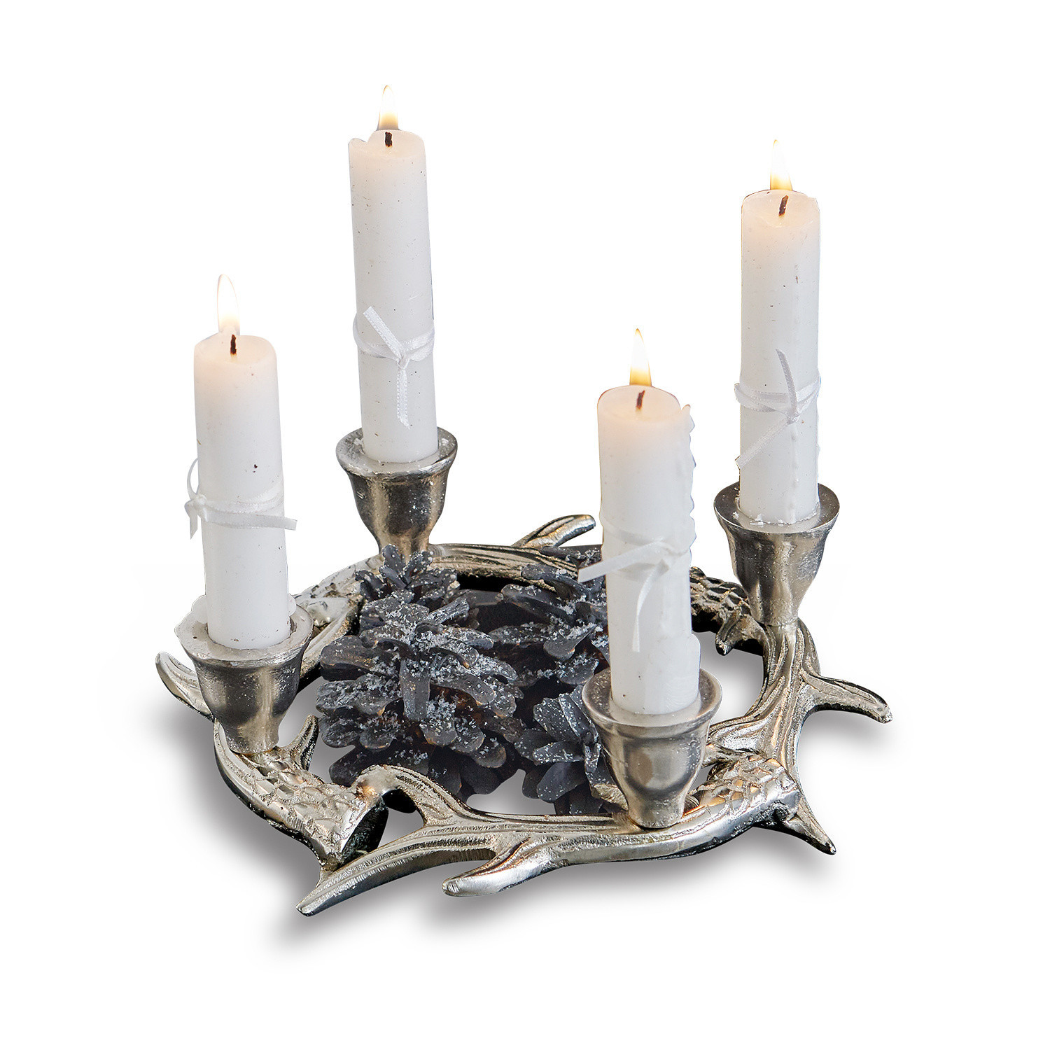 Candelero Oria Corona de adviento plateada con cuatro velas blancas y decoración de piñas