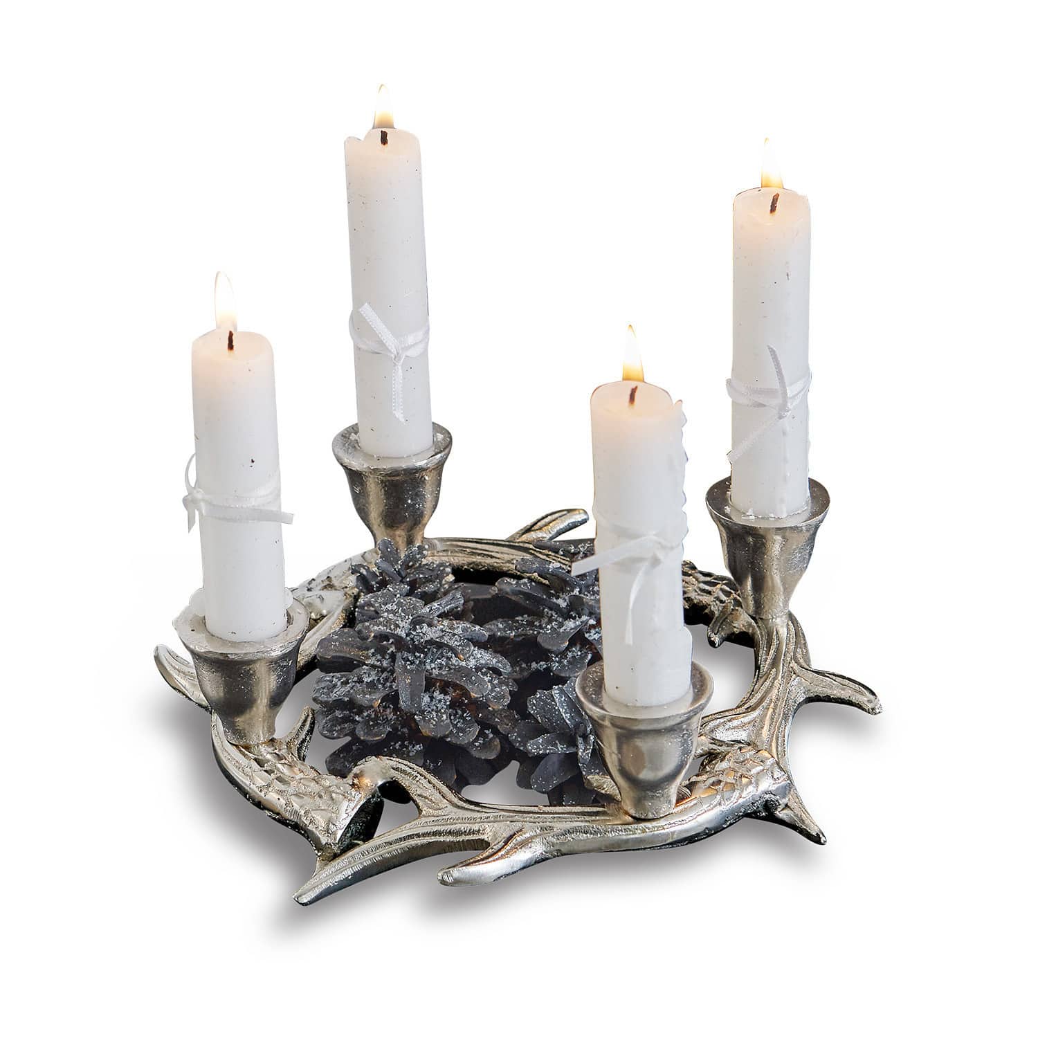 Candelero Oria Corona de adviento plateada con cuatro velas blancas y decoración de piñas