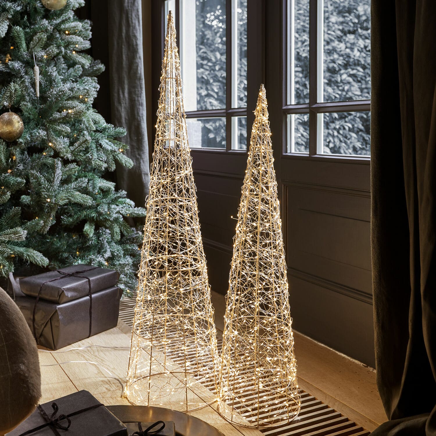 Set de 2 árboles LED Oakworth Dos decoraciones cónicas de alambre metálico con luces blancas cálidas para decoración navideña interior