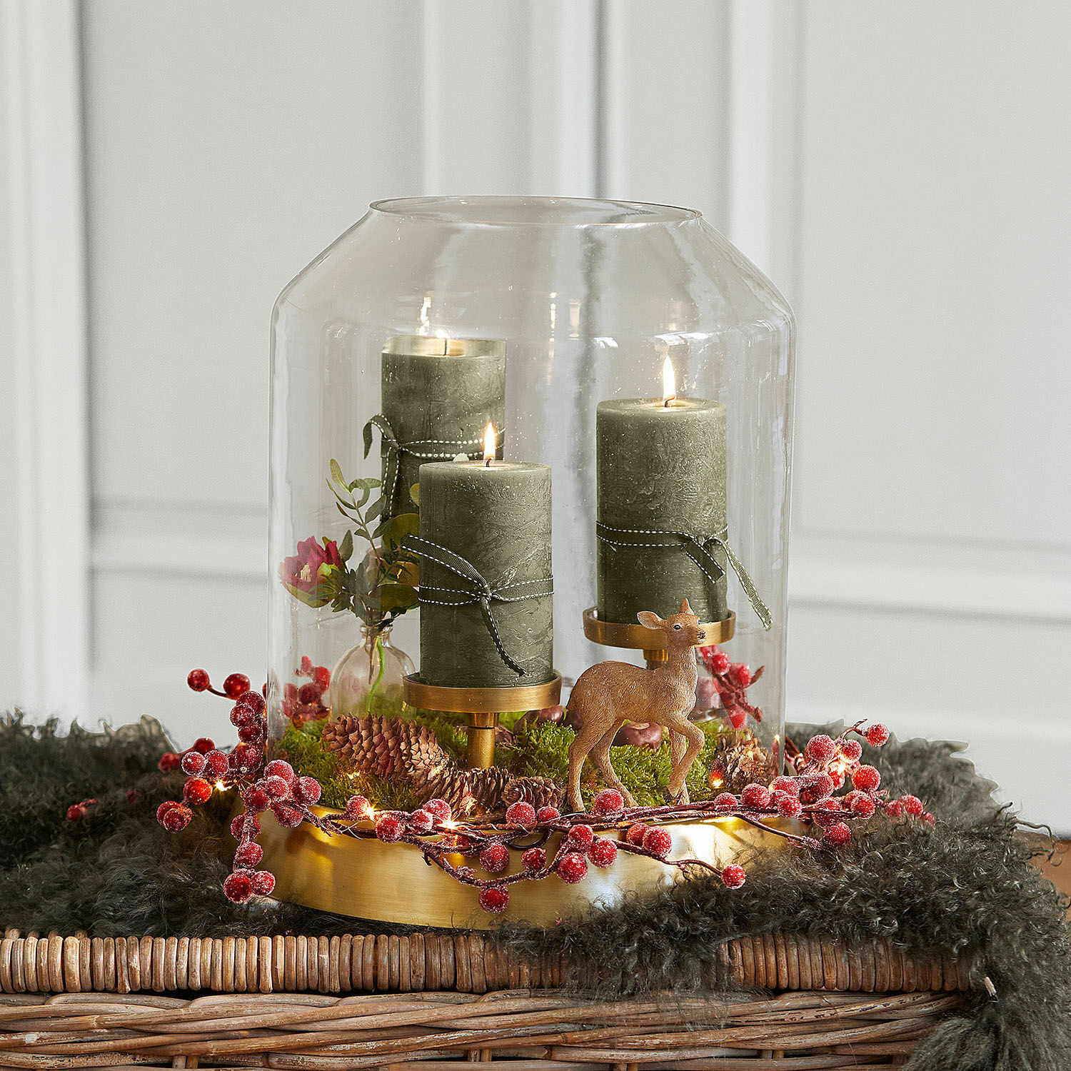 Portavelas Vemesto Decoración navideña con tres velas verdes, campana de cristal y figura de ciervo sobre base dorada