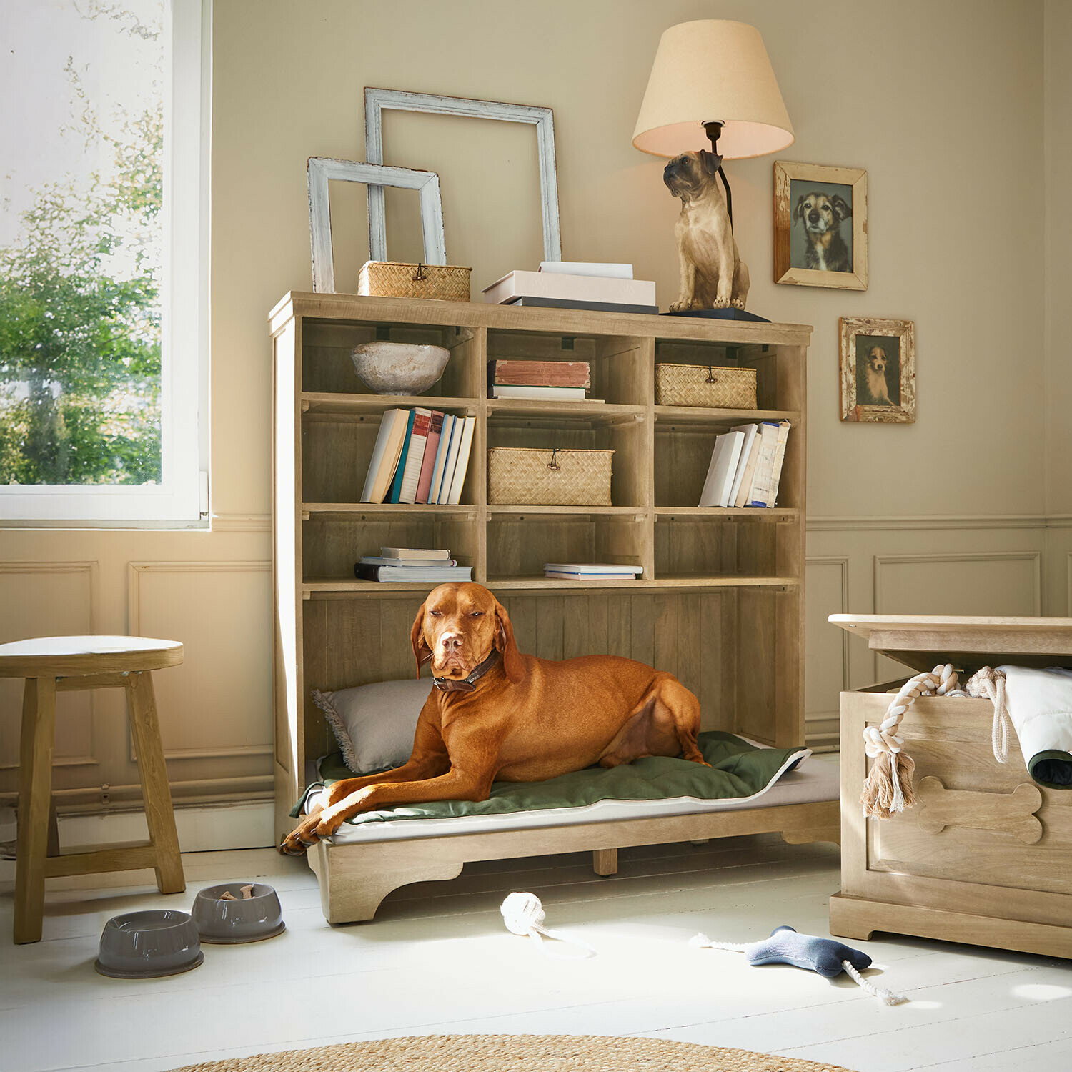 Cama para mascotas Céloniqu Perro tumbado sobre cojín verde en cama de madera con estantes y lámpara con figura de perro