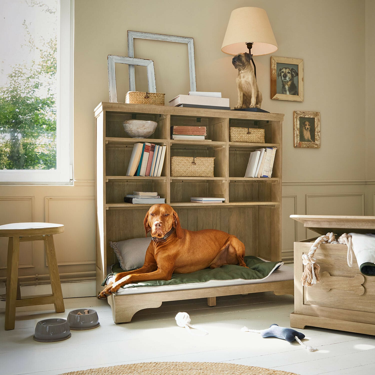 Cama para mascotas Céloniqu Perro tumbado sobre cojín verde en cama de madera con estantes y lámpara con figura de perro