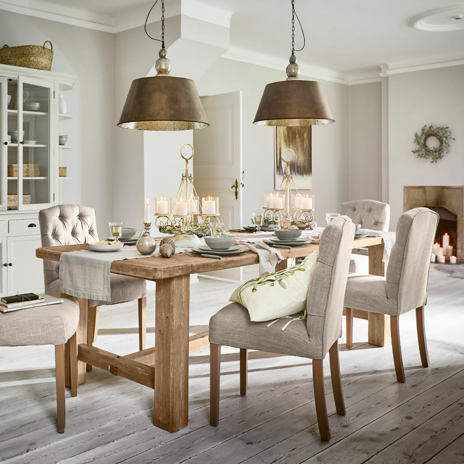Mesa Oteley Comedor con mesa de madera maciza y sillas tapizadas beige en estilo rústico
