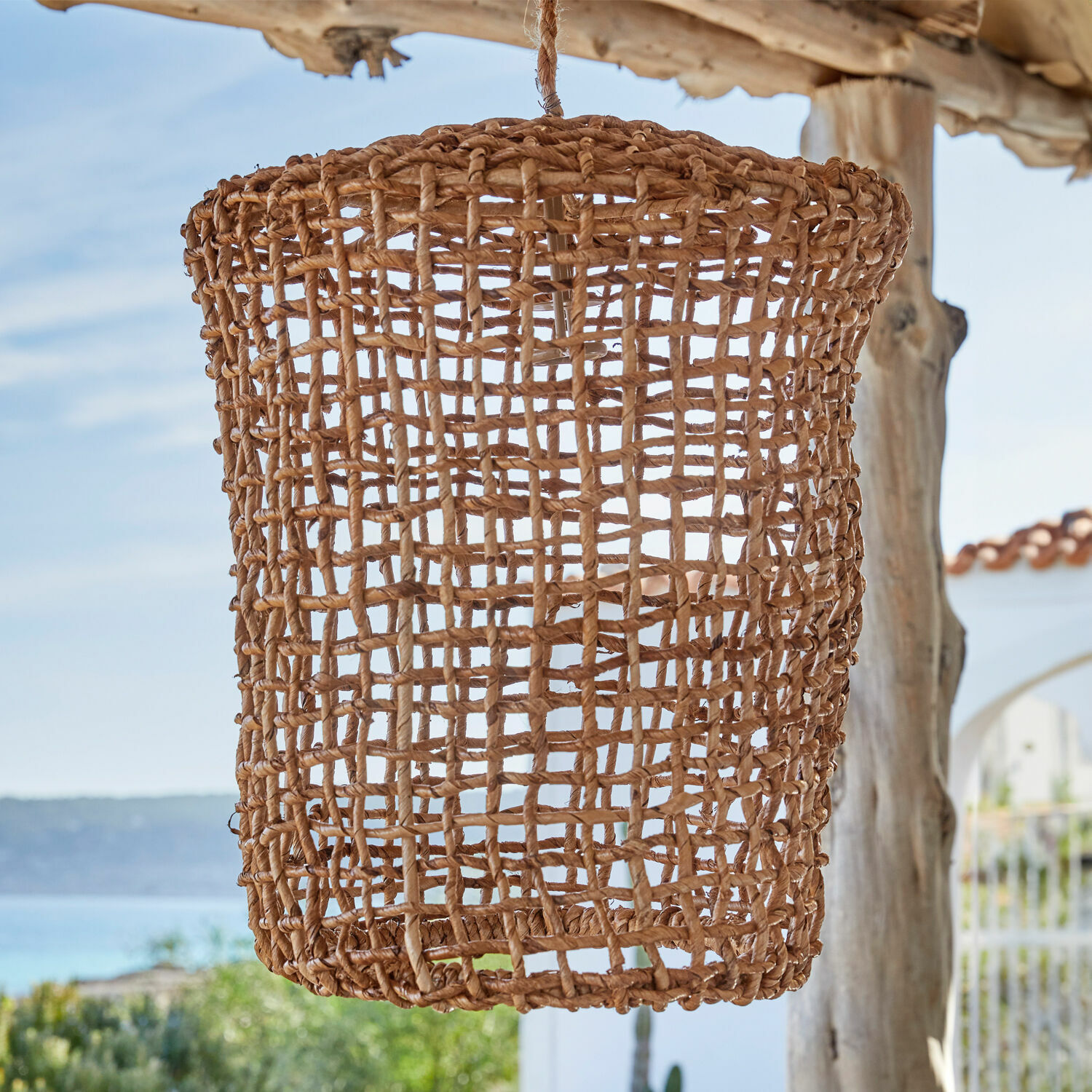 Pantalla Wellsford Lámpara colgante de cuerda natural trenzada marrón, decoración para interiores y exteriores.