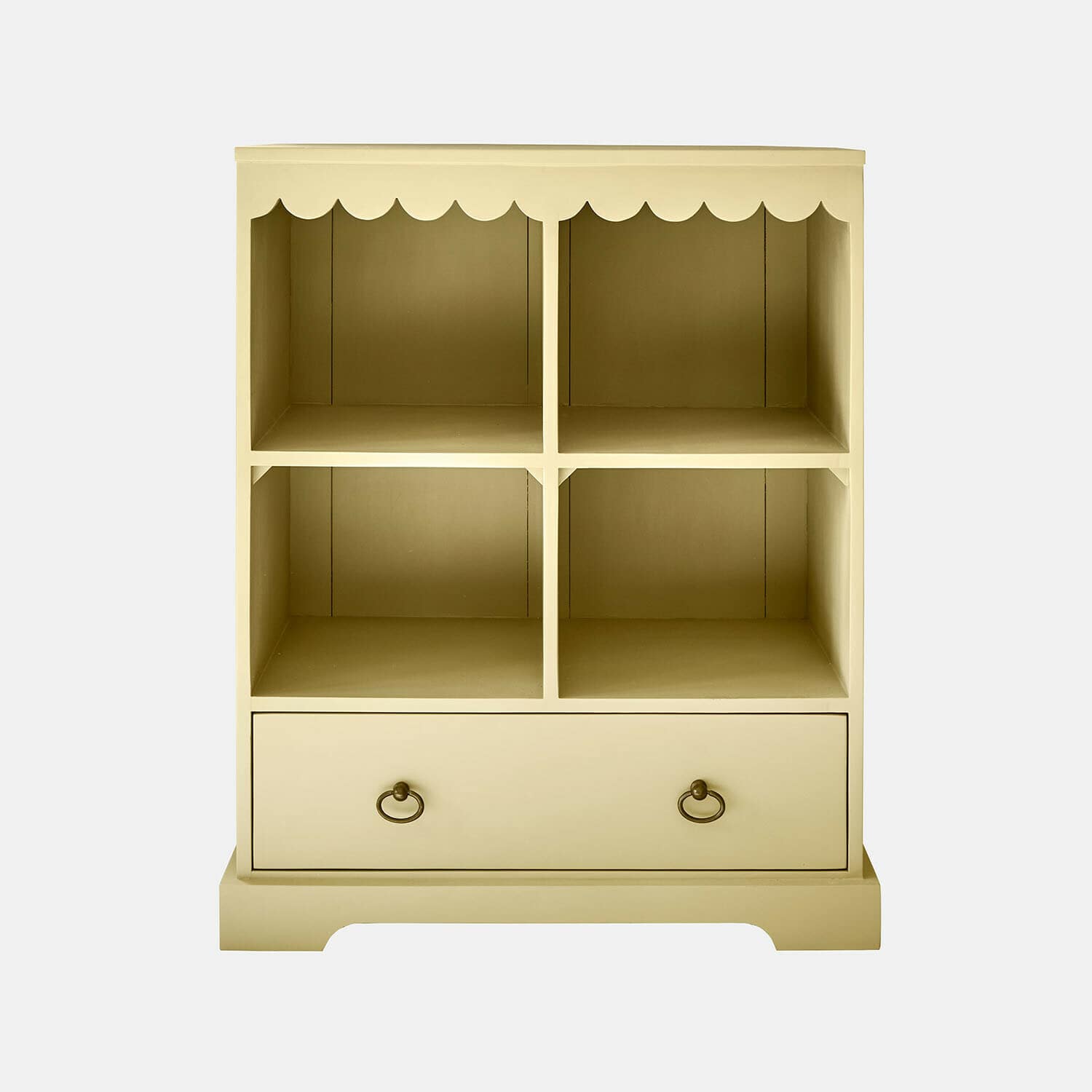 Mueble de madera beige con cuatro compartimentos y un cajón, almacenamiento para salón