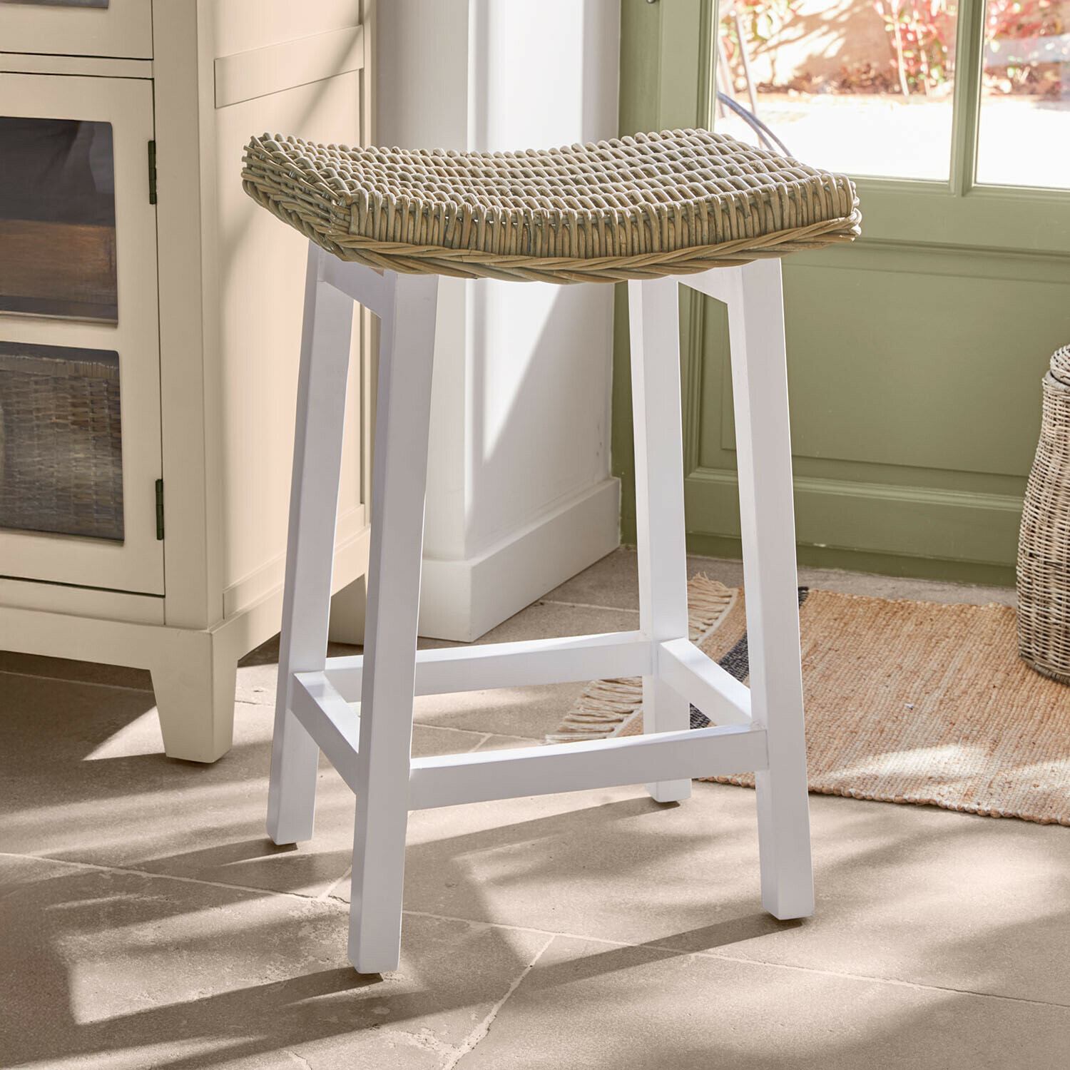 Taburete Arovian Taburete de bar de madera blanca con asiento de ratán natural claro, mueble para cocina