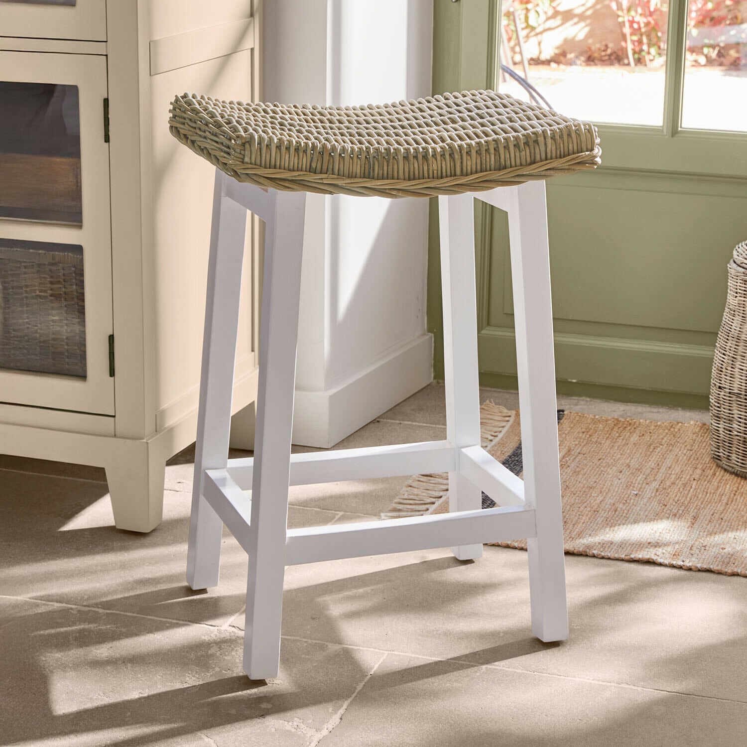 Taburete Arovian Taburete de bar de madera blanca con asiento de ratán natural claro, mueble para cocina