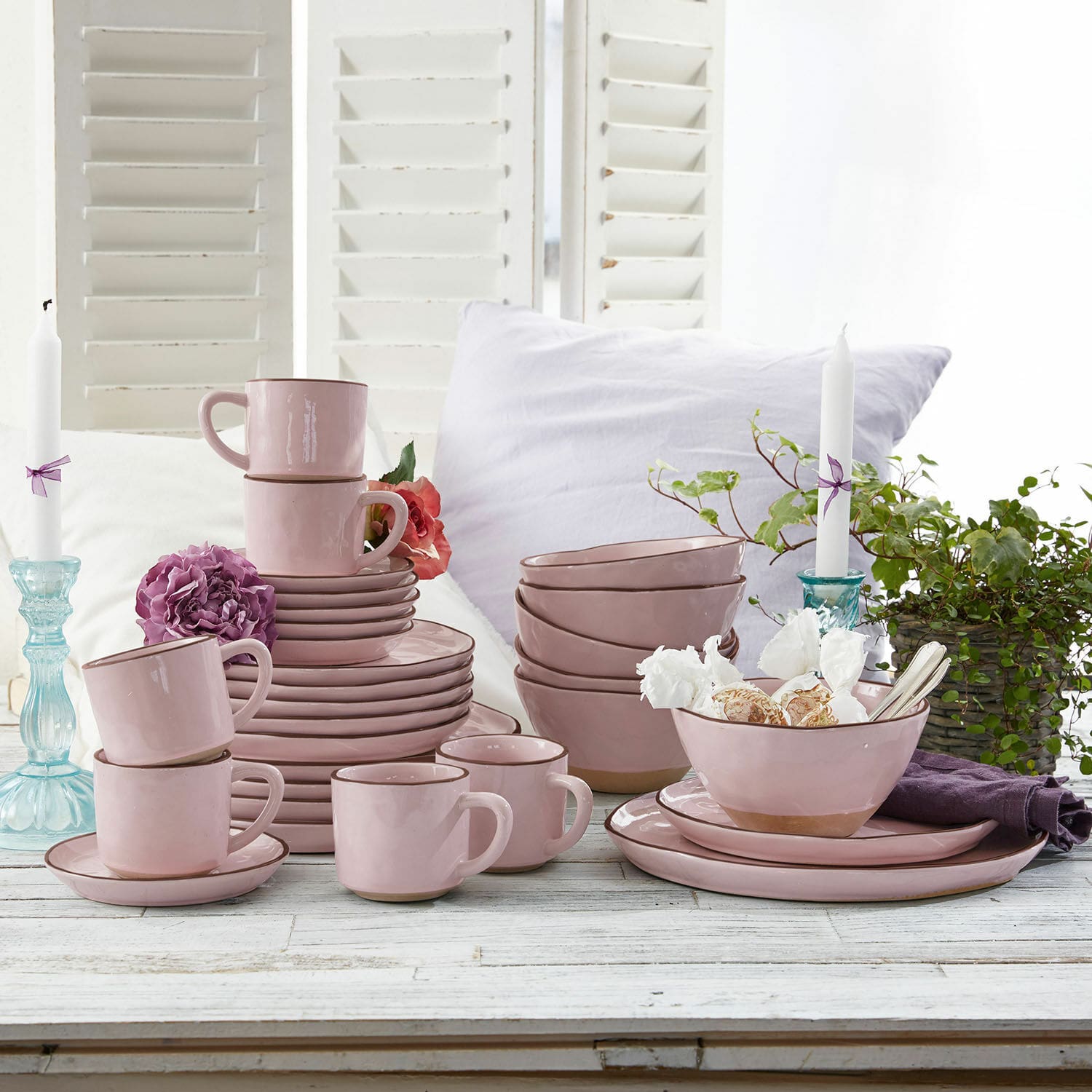 Set de 30 piezas de vajilla Biarré Juego de vajilla de cerámica rosa con tazas, platos y cuencos sobre mesa de madera blanca