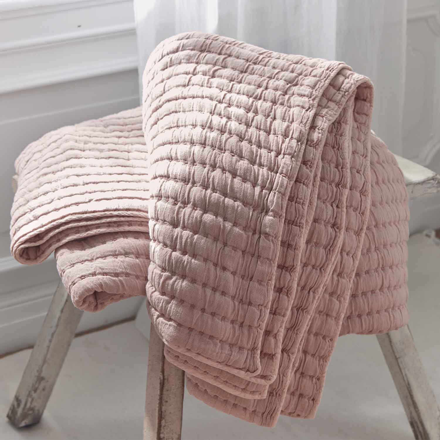 Manta rosa suave de algodón acolchada con textura de panal, perfecta para un ambiente acogedor