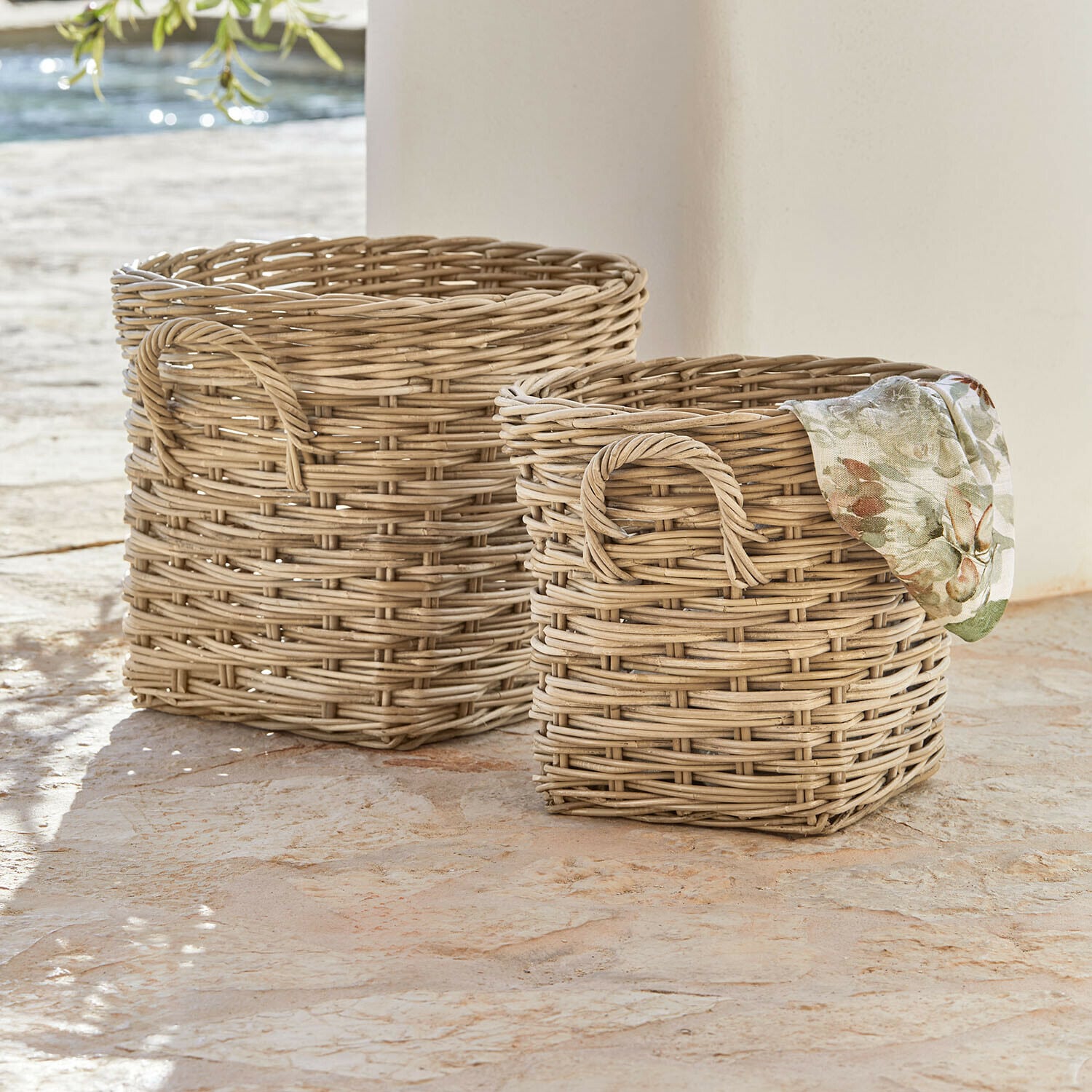 Set de 2 cestas Melari Dos cestas de mimbre natural con asas, ideales para almacenamiento en el hogar