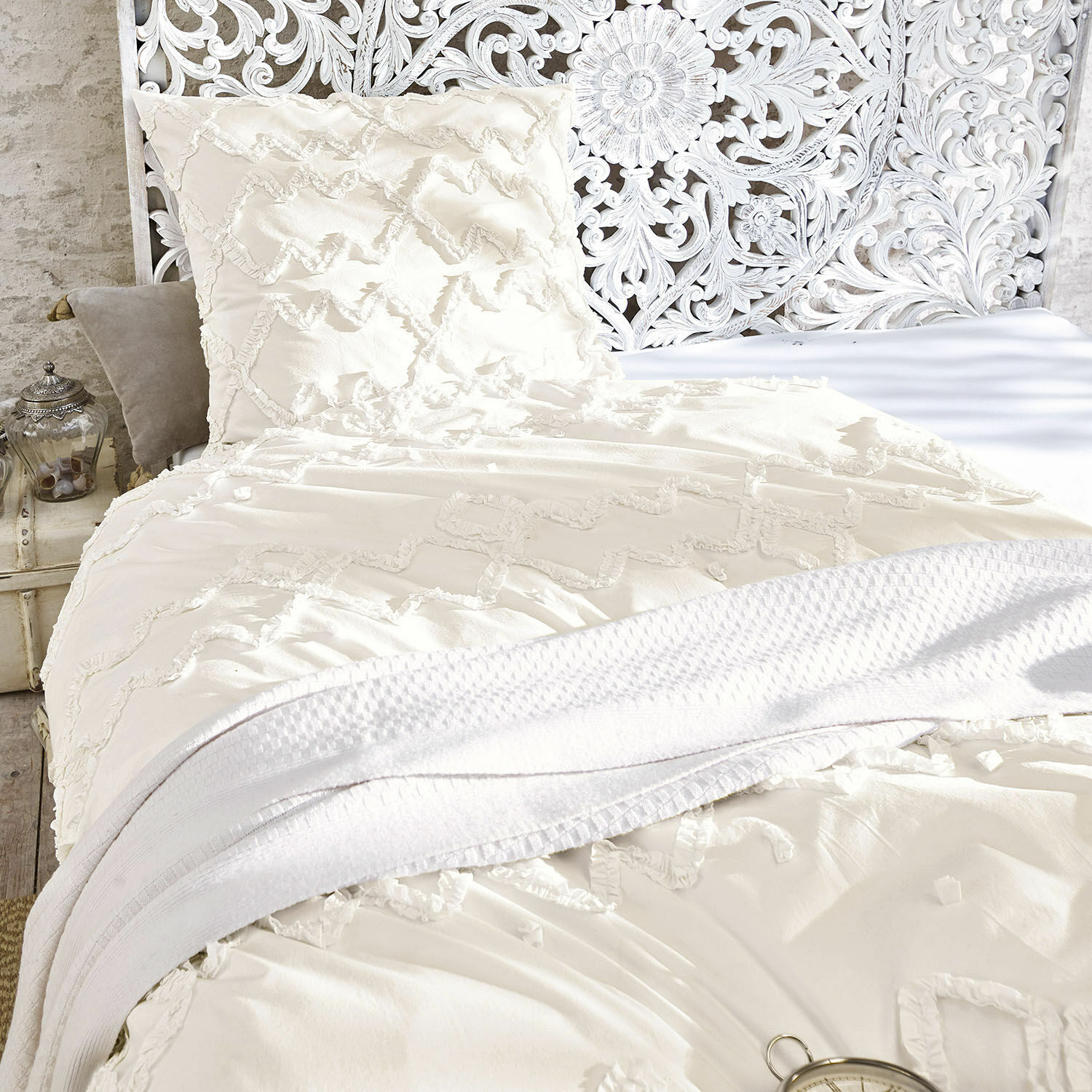 Ropa de cama Élaine Ropa de cama de algodón crema con diseño decorativo y manta blanca suave en cama vintage