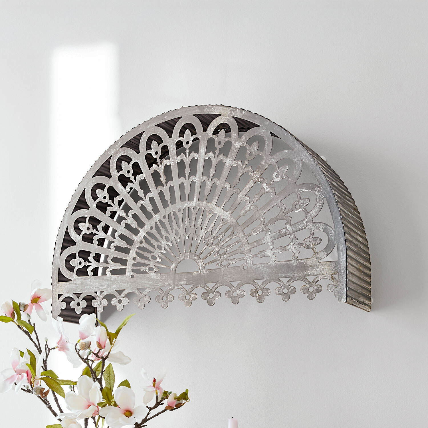 Adorno de pared Belméran Decoración de pared metálica en forma de abanico semicircular calado en color gris