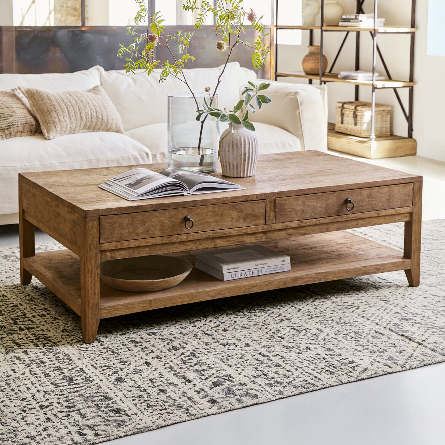 Mesa de centro Rasmus Mesa de centro de madera natural con cajones y estante en sala con alfombra decorativa