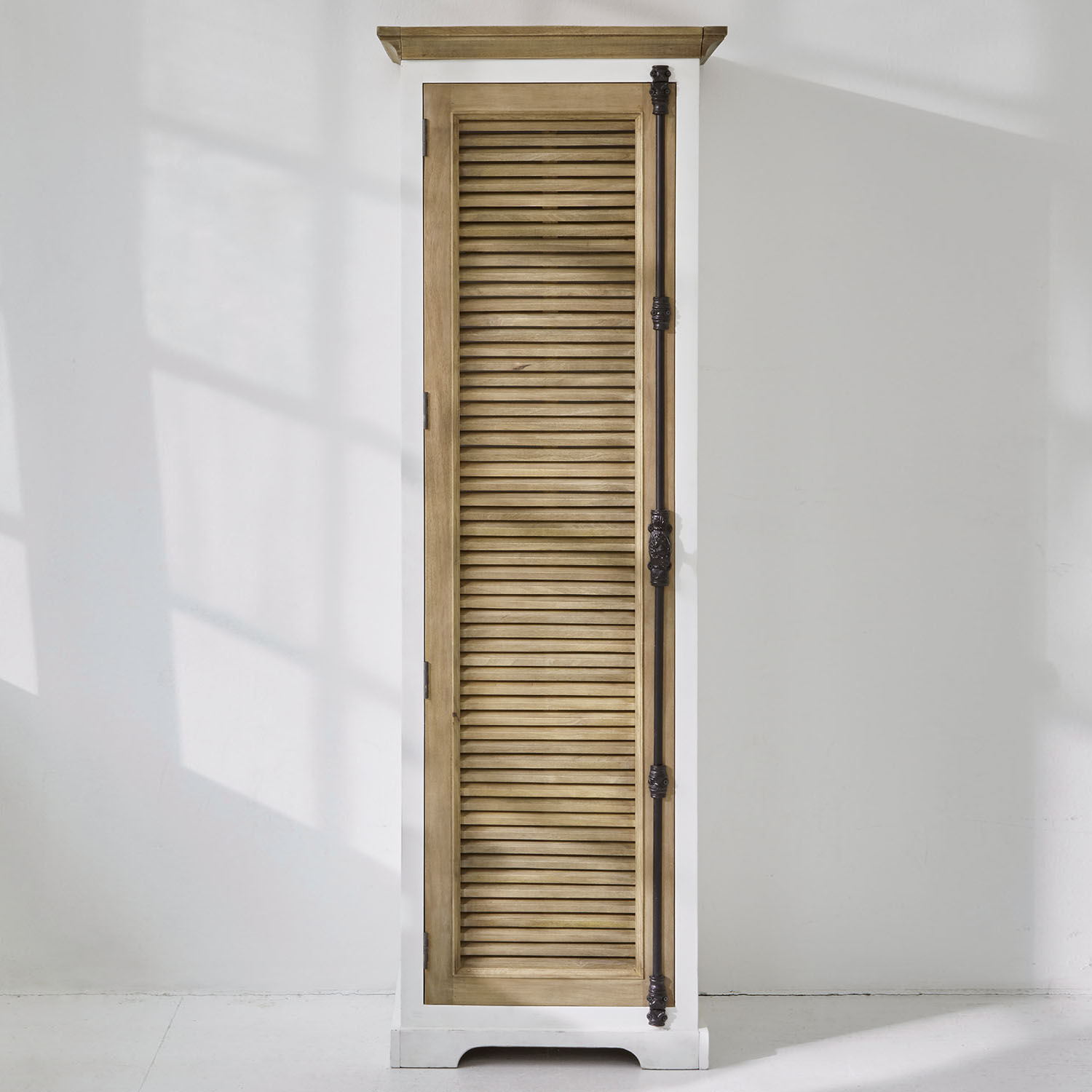 Armario Daviau Armario estrecho de madera blanco con puerta de lamas natural y bisagras metálicas decorativas