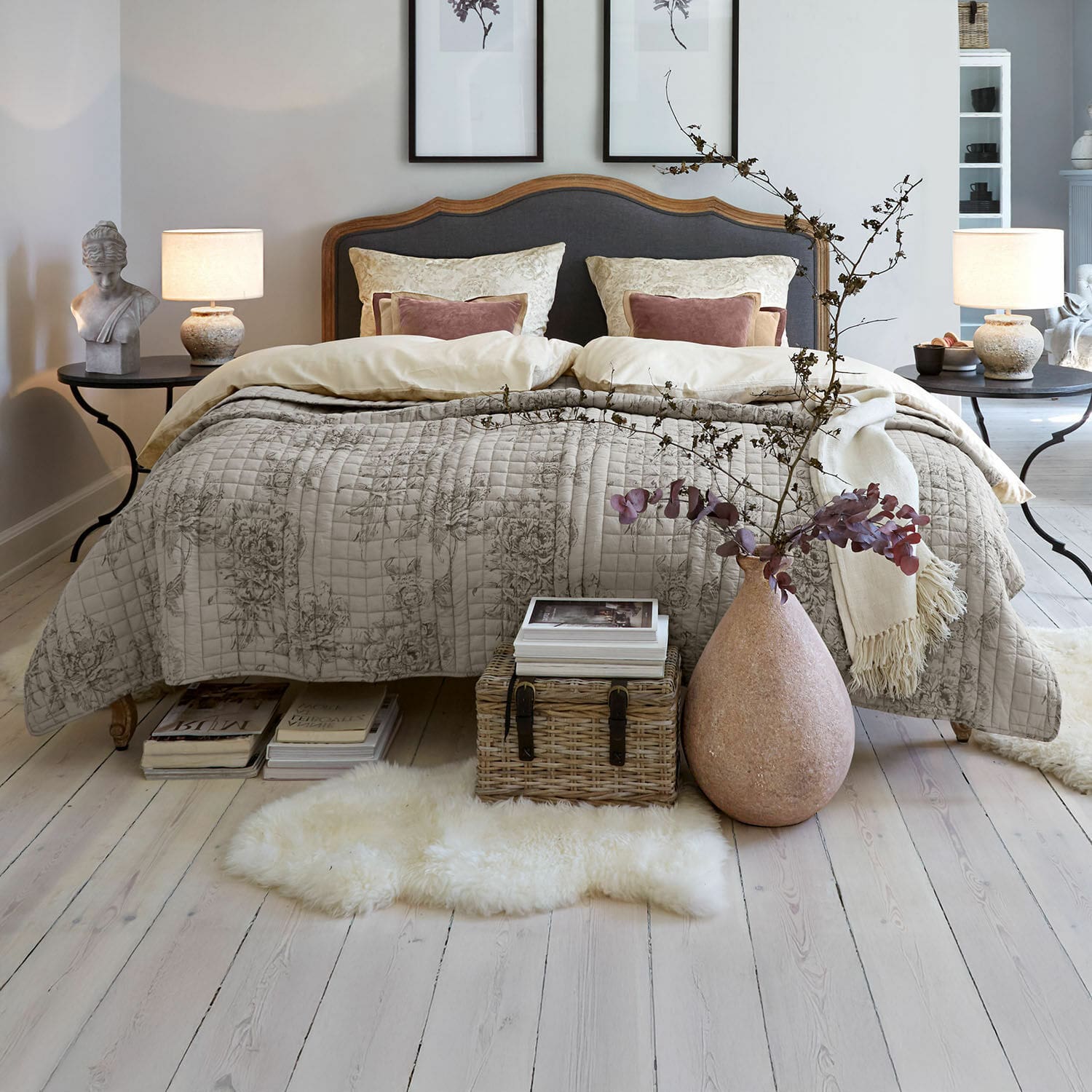Colcha Orrenwyn Dormitorio acogedor con cama de cabecero de madera y colcha beige con diseño floral