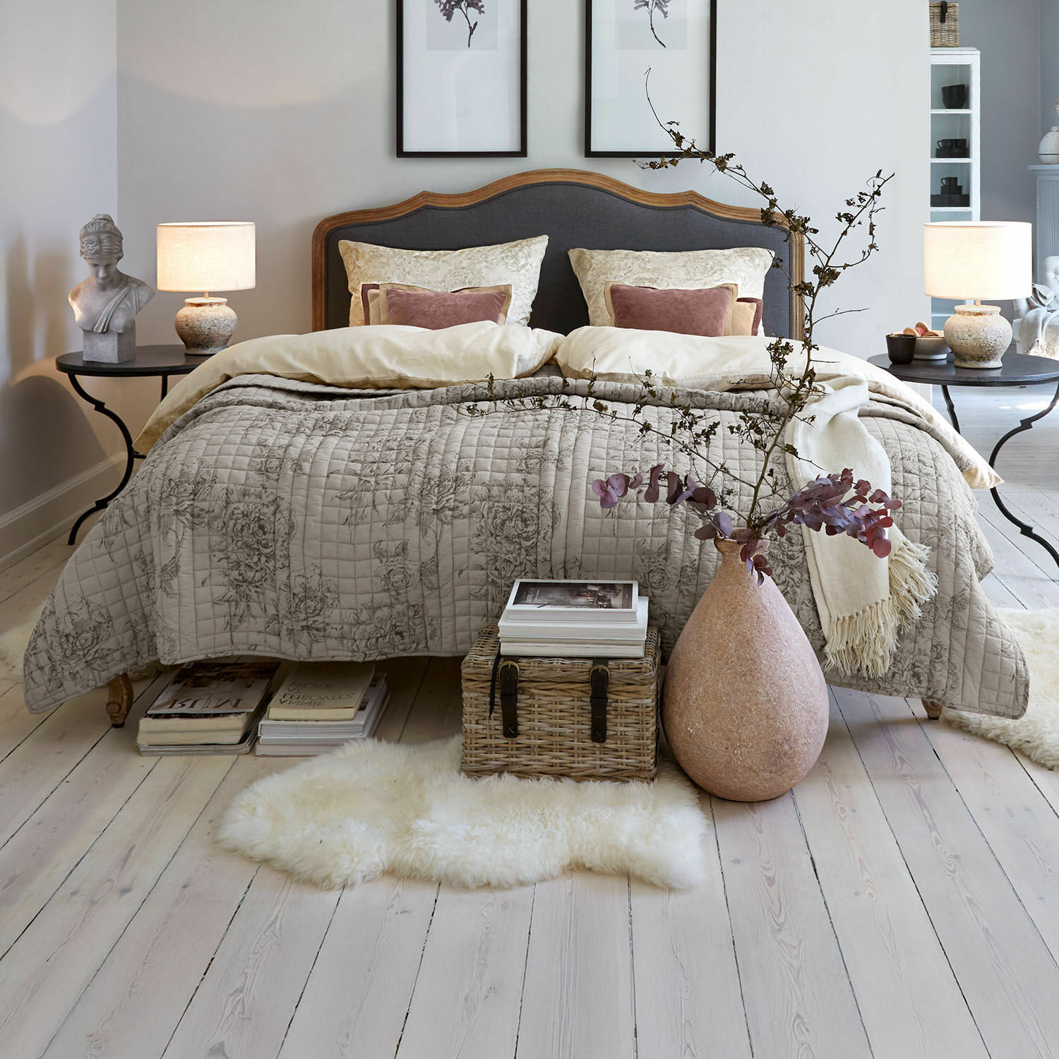 Colcha Orrenwyn Dormitorio acogedor con cama de cabecero de madera y colcha beige con diseño floral