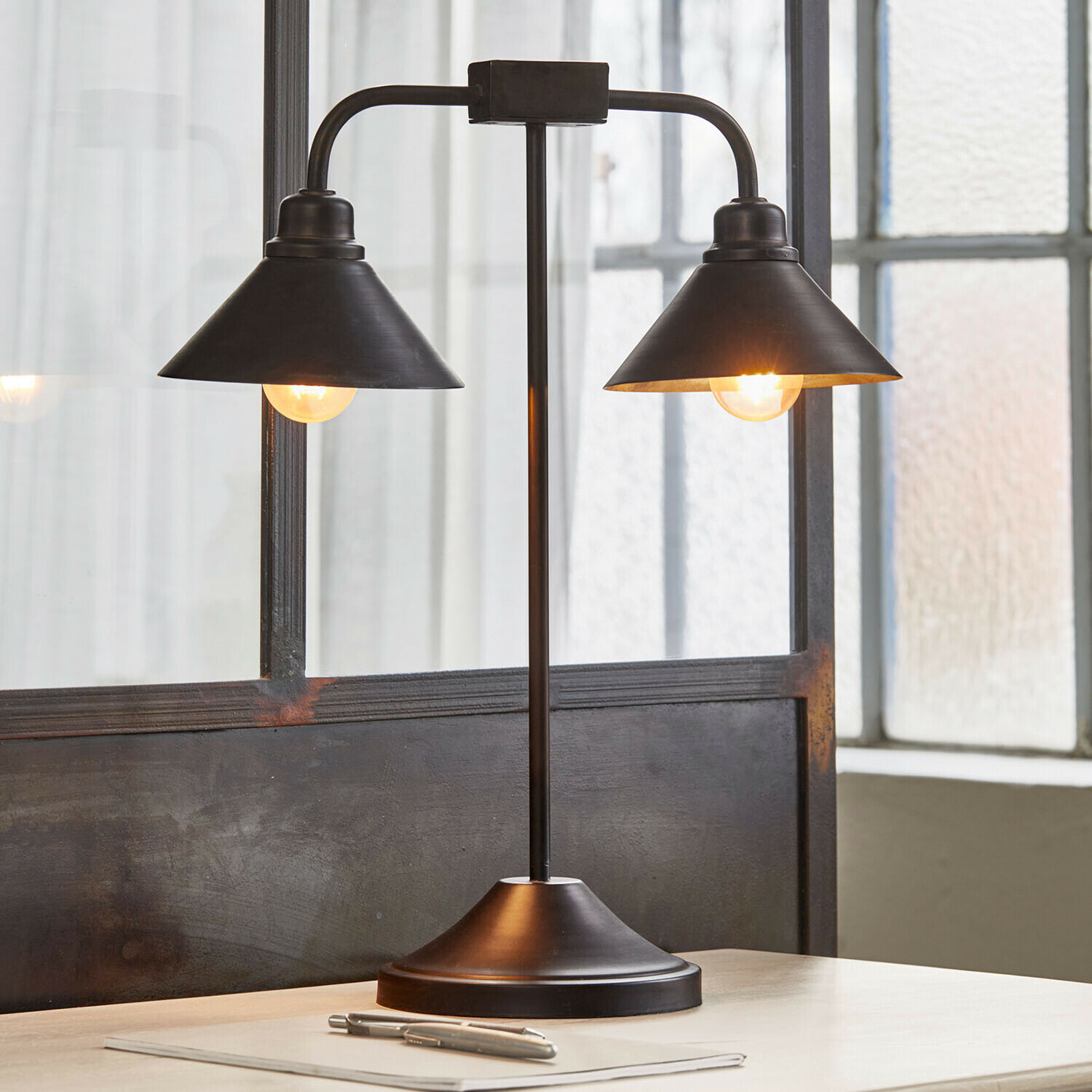 Lámpara de mesa Cilovex Lámpara de mesa negra de metal con dos pantallas cónicas, iluminación moderna para oficina
