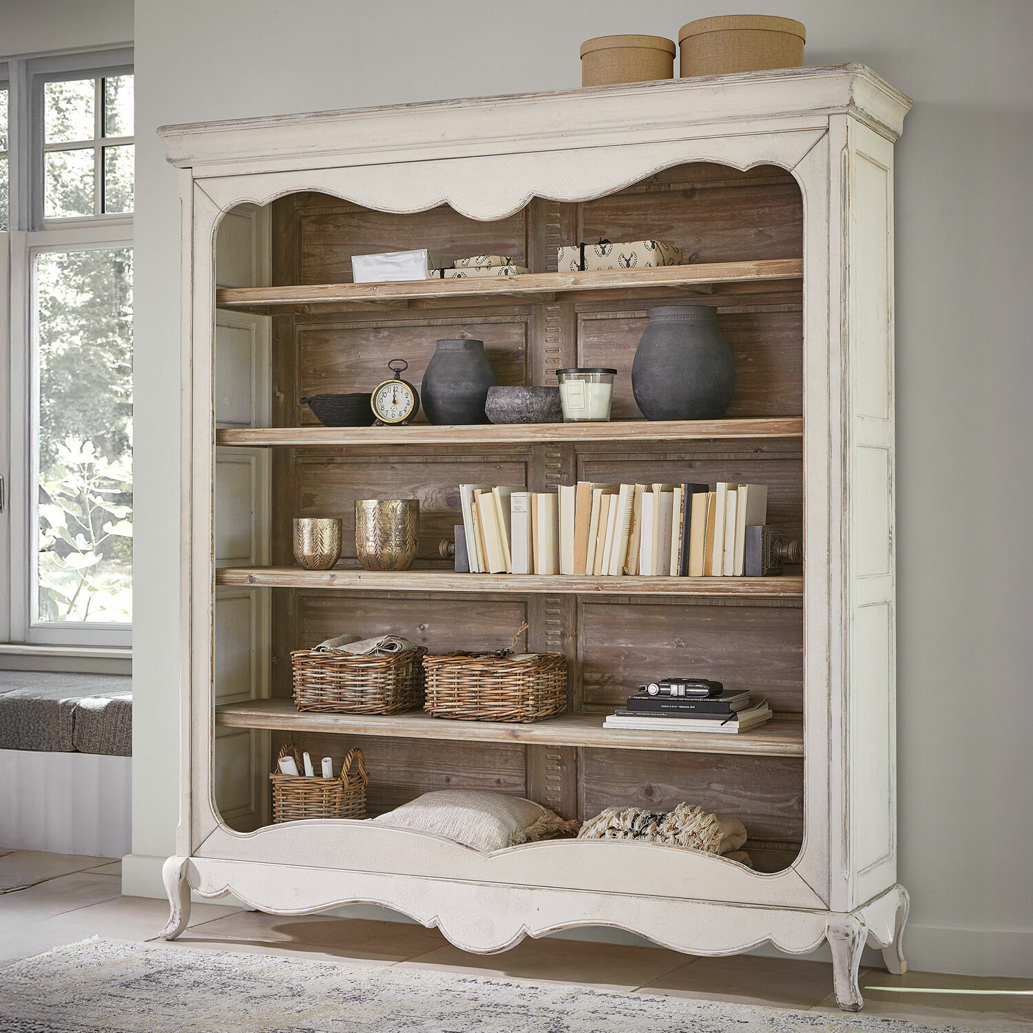 Estante Langworth Vitrina blanca de madera con estantes de madera natural y frente decorativo estilo vintage