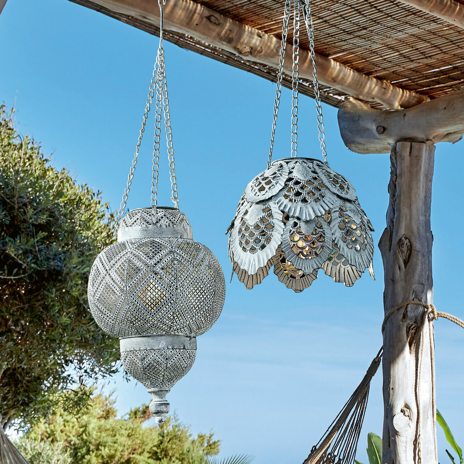 Set de 2 lámparas solares colgantes Paale Dos faroles colgantes de metal blanco con diseño calado, decoración para jardín exterior