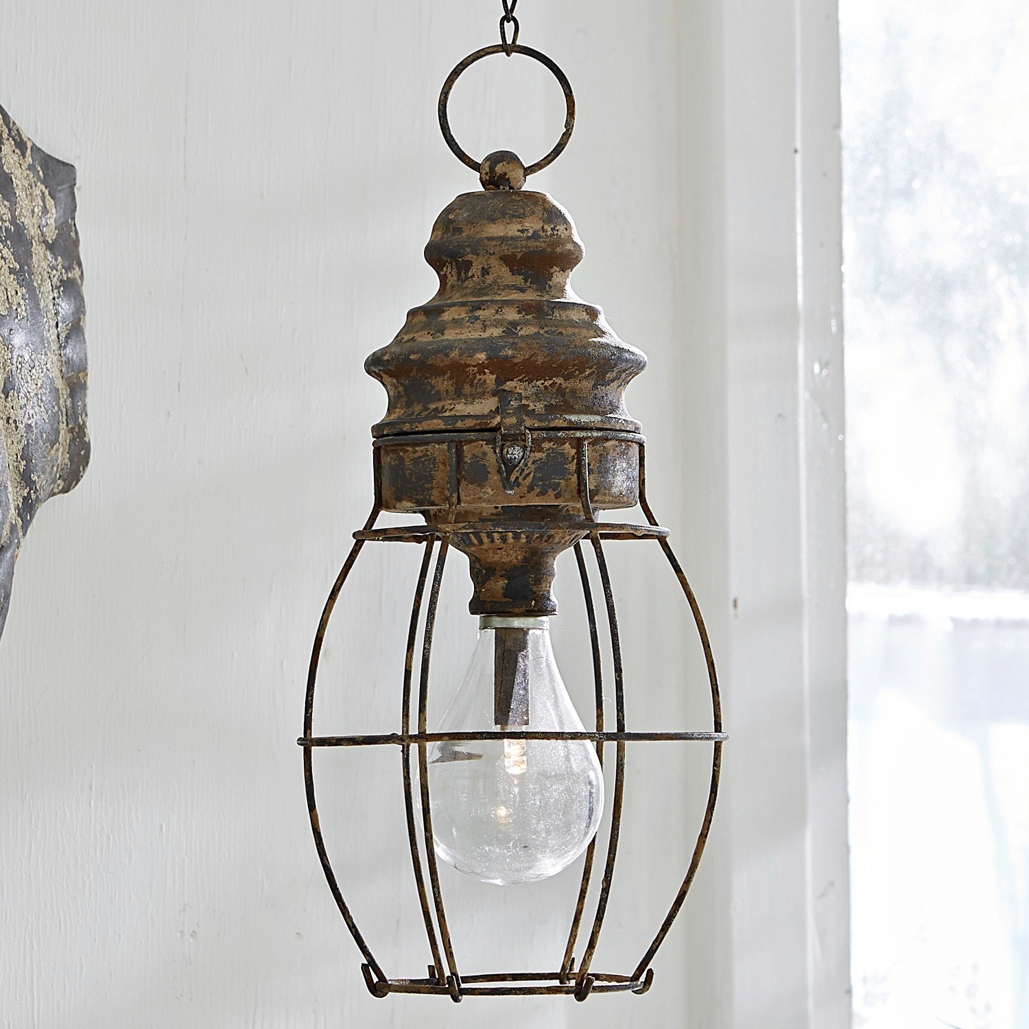 Farolillo LED Hemsboro Lámpara colgante con jaula metálica en bronce envejecido, estilo industrial para interiores